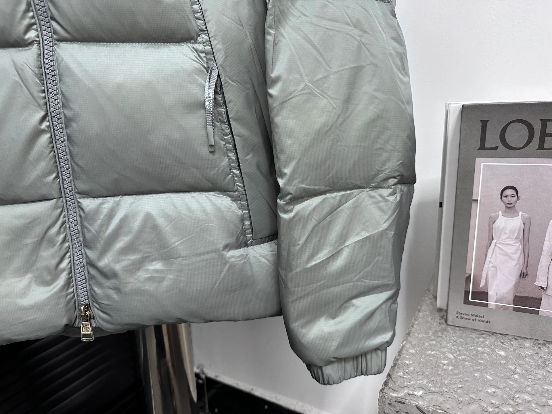￼ P880 [Moncler] Mengkou 25 new autumn and winter down jacket. Original customized hardware accessories are all imported and original customization. Welcome to compare. Absolutely high quality. Made of top 90 white duck down. Super soft. Full and fluffy. Super heavy workmanship. Fabric workmanship. 👍Perfect version. Note⚠The fabric is super comfortable. Exclusive model. Non-market goods. Same style for men and women. Color; black gray. Code number: 1 2 3 4 5