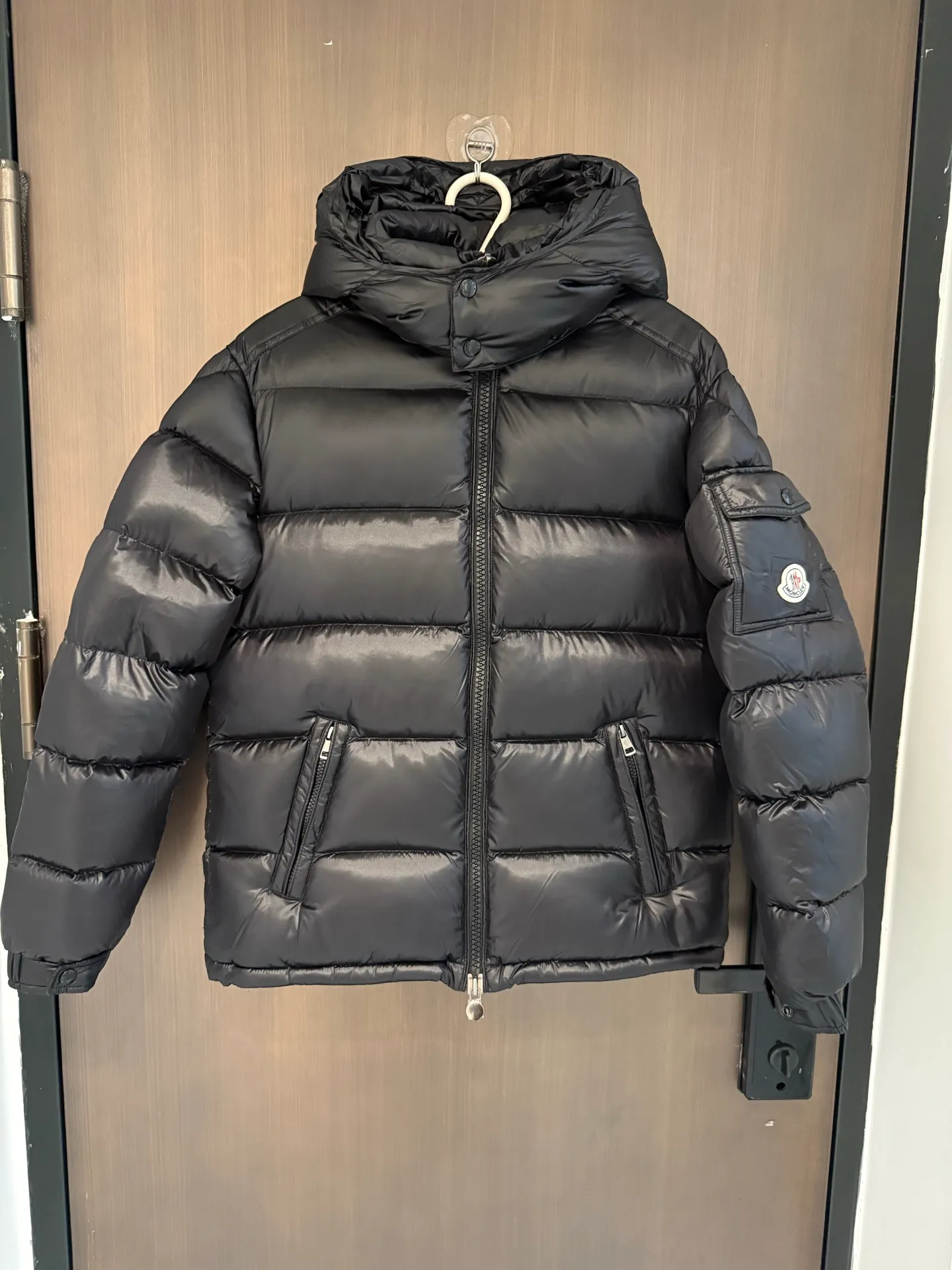 P800 (top and highest version) Moncler Maya down jacket top version｜NFC chip verification】Highest version original fabric high version high quality 🔥The ultimate version of Moncler Maya down jacket is here! Original craftsmanship, NFC chip, 1:1 details, triathlon, subvert your understanding of high-end down jackets! 🔥 Core Selling Points ✔️ [Same style as Eason Chan, popular style] Eason Chan’s upper body blessing, the classic Moncler Maya series will never go out of style! There is no doubt that celebrities have the ability to bring in goods, and they bring their own traffic and topics. They are the hard currency to maintain the value of winter wardrobes!  ✔️ [NFC chip intelligent identification, experience the counter inspection process] The top version synchronizes with genuine anti-counterfeiting technology! Built-in original NFC sensor chip, the information can be read when the mobile phone is close to it. Let your customers personally verify and experience the counter-level inspection process, which greatly enhances purchasing confidence and transaction rate! (Note: This function is to experience the brand's anti-counterfeiting process) ✔️ [Top craftsmanship and materials, benchmarked against the original version] Fabric: Made of shiny lacquered nylon fabric consistent with the original product, smooth texture, windproof and waterproof.  Filling: High-standard down filling, 90% high-quality white duck down, light and fluffy, with excellent warmth retention.  Details: Accurately restored rectangular quilting, detachable hood, branded classic patch pockets on sleeves and precise logo embroidery. All hardware accessories are made according to original craftsmanship.  Lining: 100% nylon, neat workmanship, highlighting quality.  ✔️ [Classic three colors, fully covering market demand] Classic black: timeless, calm and versatile, can be worn by both men and women, the first choice for shipping!  White temperament: pure and refreshing, a bright color in winter, attracting female customers and young people.  High-end gray: low-key luxury, highlighting texture, satisfying customers with demanding tastes.  Color: Black Size 1: Dress length 69, Bust 108, Shoulder width 48, Sleeve length 63. Size 2: Dress length 71, Bust 112, Shoulder width 49, Sleeve length 64. Size 3: Dress length 73, Bust 116, Shoulder width 50, Sleeve length 65. Size 4: Dress length 75, Bust 120, Shoulder width 51, Sleeve length 66. Size 5: Dress length 77, Bust 124. Shoulder width 52, sleeve length 67, size 6: dress length 79, bust 128, shoulder width 53, sleeve length 68