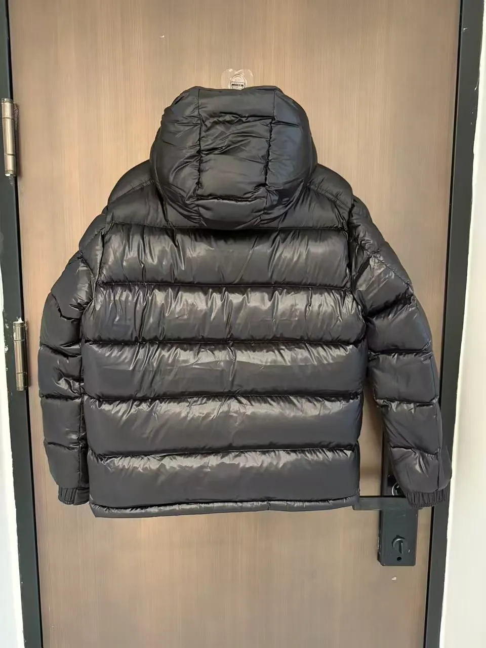 P800 (top and highest version) Moncler Maya down jacket top version｜NFC chip verification】Highest version original fabric high version high quality 🔥The ultimate version of Moncler Maya down jacket is here! Original craftsmanship, NFC chip, 1:1 details, triathlon, subvert your understanding of high-end down jackets! 🔥 Core Selling Points ✔️ [Same style as Eason Chan, popular style] Eason Chan’s upper body blessing, the classic Moncler Maya series will never go out of style! There is no doubt that celebrities have the ability to bring in goods, and they bring their own traffic and topics. They are the hard currency to maintain the value of winter wardrobes!  ✔️ [NFC chip intelligent identification, experience the counter inspection process] The top version synchronizes with genuine anti-counterfeiting technology! Built-in original NFC sensor chip, the information can be read when the mobile phone is close to it. Let your customers personally verify and experience the counter-level inspection process, which greatly enhances purchasing confidence and transaction rate! (Note: This function is to experience the brand's anti-counterfeiting process) ✔️ [Top craftsmanship and materials, benchmarked against the original version] Fabric: Made of shiny lacquered nylon fabric consistent with the original product, smooth texture, windproof and waterproof.  Filling: High-standard down filling, 90% high-quality white duck down, light and fluffy, with excellent warmth retention.  Details: Accurately restored rectangular quilting, detachable hood, branded classic patch pockets on sleeves and precise logo embroidery. All hardware accessories are made according to original craftsmanship.  Lining: 100% nylon, neat workmanship, highlighting quality.  ✔️ [Classic three colors, fully covering market demand] Classic black: timeless, calm and versatile, can be worn by both men and women, the first choice for shipping!  White temperament: pure and refreshing, a bright color in winter, attracting female customers and young people.  High-end gray: low-key luxury, highlighting texture, satisfying customers with demanding tastes.  Color: Black Size 1: Dress length 69, Bust 108, Shoulder width 48, Sleeve length 63. Size 2: Dress length 71, Bust 112, Shoulder width 49, Sleeve length 64. Size 3: Dress length 73, Bust 116, Shoulder width 50, Sleeve length 65. Size 4: Dress length 75, Bust 120, Shoulder width 51, Sleeve length 66. Size 5: Dress length 77, Bust 124. Shoulder width 52, sleeve length 67, size 6: dress length 79, bust 128, shoulder width 53, sleeve length 68