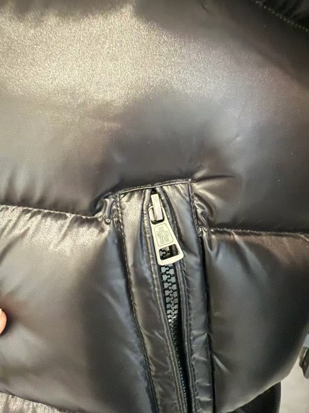P800 (top and highest version) Moncler Maya down jacket top version｜NFC chip verification】Highest version original fabric high version high quality 🔥The ultimate version of Moncler Maya down jacket is here! Original craftsmanship, NFC chip, 1:1 details, triathlon, subvert your understanding of high-end down jackets! 🔥 Core Selling Points ✔️ [Same style as Eason Chan, popular style] Eason Chan’s upper body blessing, the classic Moncler Maya series will never go out of style! There is no doubt that celebrities have the ability to bring in goods, and they bring their own traffic and topics. They are the hard currency to maintain the value of winter wardrobes!  ✔️ [NFC chip intelligent identification, experience the counter inspection process] The top version synchronizes with genuine anti-counterfeiting technology! Built-in original NFC sensor chip, the information can be read when the mobile phone is close to it. Let your customers personally verify and experience the counter-level inspection process, which greatly enhances purchasing confidence and transaction rate! (Note: This function is to experience the brand's anti-counterfeiting process) ✔️ [Top craftsmanship and materials, benchmarked against the original version] Fabric: Made of shiny lacquered nylon fabric consistent with the original product, smooth texture, windproof and waterproof.  Filling: High-standard down filling, 90% high-quality white duck down, light and fluffy, with excellent warmth retention.  Details: Accurately restored rectangular quilting, detachable hood, branded classic patch pockets on sleeves and precise logo embroidery. All hardware accessories are made according to original craftsmanship.  Lining: 100% nylon, neat workmanship, highlighting quality.  ✔️ [Classic three colors, fully covering market demand] Classic black: timeless, calm and versatile, can be worn by both men and women, the first choice for shipping!  White temperament: pure and refreshing, a bright color in winter, attracting female customers and young people.  High-end gray: low-key luxury, highlighting texture, satisfying customers with demanding tastes.  Color: Black Size 1: Dress length 69, Bust 108, Shoulder width 48, Sleeve length 63. Size 2: Dress length 71, Bust 112, Shoulder width 49, Sleeve length 64. Size 3: Dress length 73, Bust 116, Shoulder width 50, Sleeve length 65. Size 4: Dress length 75, Bust 120, Shoulder width 51, Sleeve length 66. Size 5: Dress length 77, Bust 124. Shoulder width 52, sleeve length 67, size 6: dress length 79, bust 128, shoulder width 53, sleeve length 68