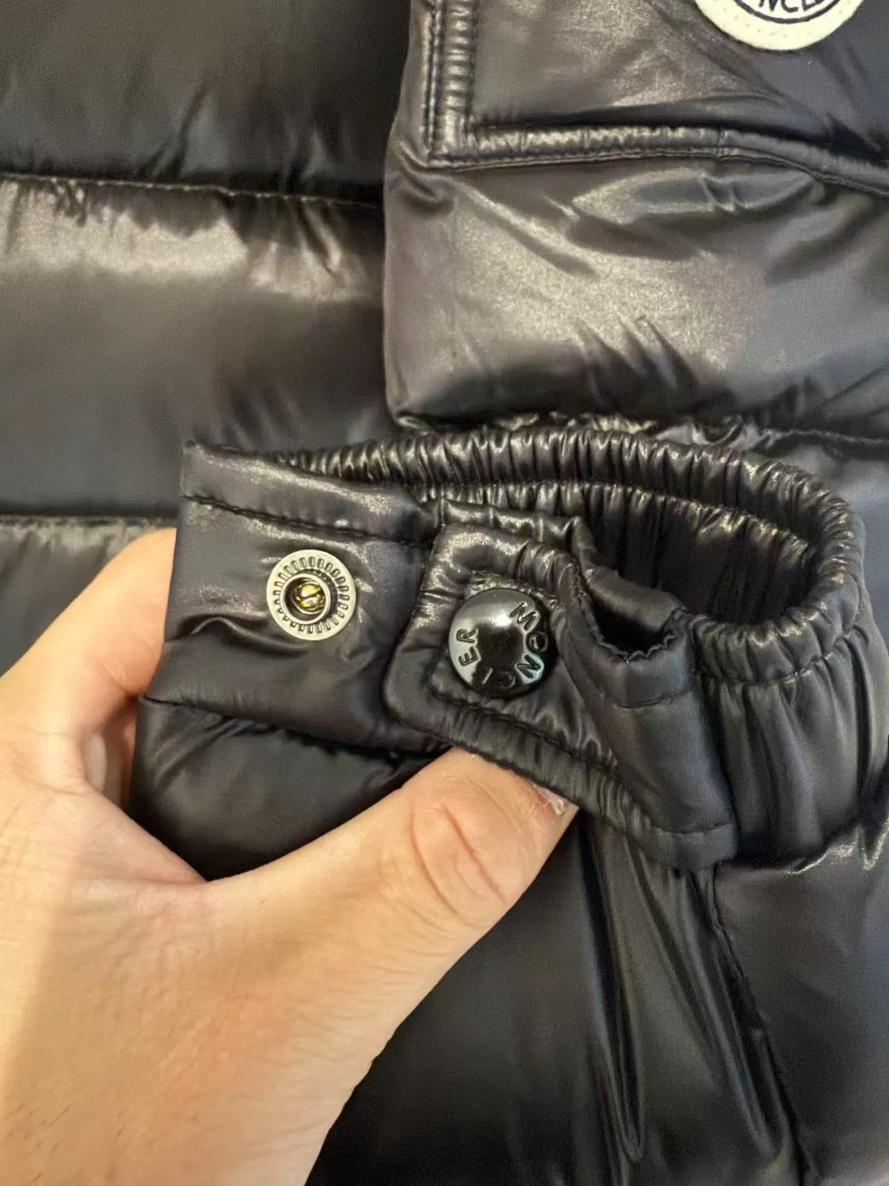 P800 (top and highest version) Moncler Maya down jacket top version｜NFC chip verification】Highest version original fabric high version high quality 🔥The ultimate version of Moncler Maya down jacket is here! Original craftsmanship, NFC chip, 1:1 details, triathlon, subvert your understanding of high-end down jackets! 🔥 Core Selling Points ✔️ [Same style as Eason Chan, popular style] Eason Chan’s upper body blessing, the classic Moncler Maya series will never go out of style! There is no doubt that celebrities have the ability to bring in goods, and they bring their own traffic and topics. They are the hard currency to maintain the value of winter wardrobes!  ✔️ [NFC chip intelligent identification, experience the counter inspection process] The top version synchronizes with genuine anti-counterfeiting technology! Built-in original NFC sensor chip, the information can be read when the mobile phone is close to it. Let your customers personally verify and experience the counter-level inspection process, which greatly enhances purchasing confidence and transaction rate! (Note: This function is to experience the brand's anti-counterfeiting process) ✔️ [Top craftsmanship and materials, benchmarked against the original version] Fabric: Made of shiny lacquered nylon fabric consistent with the original product, smooth texture, windproof and waterproof.  Filling: High-standard down filling, 90% high-quality white duck down, light and fluffy, with excellent warmth retention.  Details: Accurately restored rectangular quilting, detachable hood, branded classic patch pockets on sleeves and precise logo embroidery. All hardware accessories are made according to original craftsmanship.  Lining: 100% nylon, neat workmanship, highlighting quality.  ✔️ [Classic three colors, fully covering market demand] Classic black: timeless, calm and versatile, can be worn by both men and women, the first choice for shipping!  White temperament: pure and refreshing, a bright color in winter, attracting female customers and young people.  High-end gray: low-key luxury, highlighting texture, satisfying customers with demanding tastes.  Color: Black Size 1: Dress length 69, Bust 108, Shoulder width 48, Sleeve length 63. Size 2: Dress length 71, Bust 112, Shoulder width 49, Sleeve length 64. Size 3: Dress length 73, Bust 116, Shoulder width 50, Sleeve length 65. Size 4: Dress length 75, Bust 120, Shoulder width 51, Sleeve length 66. Size 5: Dress length 77, Bust 124. Shoulder width 52, sleeve length 67, size 6: dress length 79, bust 128, shoulder width 53, sleeve length 68