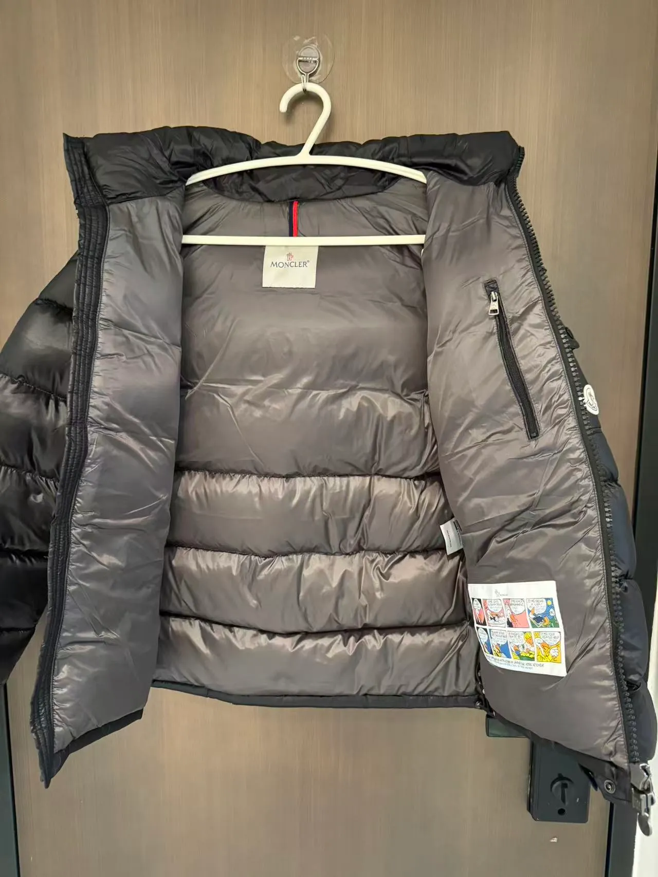 P800 (top and highest version) Moncler Maya down jacket top version｜NFC chip verification】Highest version original fabric high version high quality 🔥The ultimate version of Moncler Maya down jacket is here! Original craftsmanship, NFC chip, 1:1 details, triathlon, subvert your understanding of high-end down jackets! 🔥 Core Selling Points ✔️ [Same style as Eason Chan, popular style] Eason Chan’s upper body blessing, the classic Moncler Maya series will never go out of style! There is no doubt that celebrities have the ability to bring in goods, and they bring their own traffic and topics. They are the hard currency to maintain the value of winter wardrobes!  ✔️ [NFC chip intelligent identification, experience the counter inspection process] The top version synchronizes with genuine anti-counterfeiting technology! Built-in original NFC sensor chip, the information can be read when the mobile phone is close to it. Let your customers personally verify and experience the counter-level inspection process, which greatly enhances purchasing confidence and transaction rate! (Note: This function is to experience the brand's anti-counterfeiting process) ✔️ [Top craftsmanship and materials, benchmarked against the original version] Fabric: Made of shiny lacquered nylon fabric consistent with the original product, smooth texture, windproof and waterproof.  Filling: High-standard down filling, 90% high-quality white duck down, light and fluffy, with excellent warmth retention.  Details: Accurately restored rectangular quilting, detachable hood, branded classic patch pockets on sleeves and precise logo embroidery. All hardware accessories are made according to original craftsmanship.  Lining: 100% nylon, neat workmanship, highlighting quality.  ✔️ [Classic three colors, fully covering market demand] Classic black: timeless, calm and versatile, can be worn by both men and women, the first choice for shipping!  White temperament: pure and refreshing, a bright color in winter, attracting female customers and young people.  High-end gray: low-key luxury, highlighting texture, satisfying customers with demanding tastes.  Color: Black Size 1: Dress length 69, Bust 108, Shoulder width 48, Sleeve length 63. Size 2: Dress length 71, Bust 112, Shoulder width 49, Sleeve length 64. Size 3: Dress length 73, Bust 116, Shoulder width 50, Sleeve length 65. Size 4: Dress length 75, Bust 120, Shoulder width 51, Sleeve length 66. Size 5: Dress length 77, Bust 124. Shoulder width 52, sleeve length 67, size 6: dress length 79, bust 128, shoulder width 53, sleeve length 68