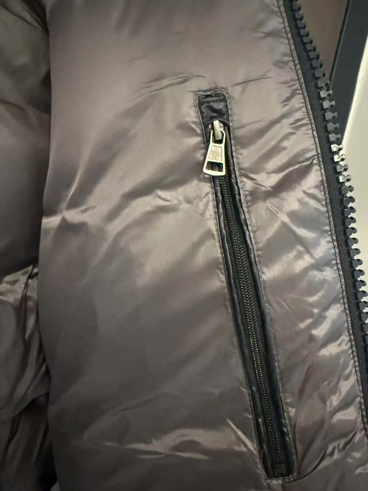 P800 (top and highest version) Moncler Maya down jacket top version｜NFC chip verification】Highest version original fabric high version high quality 🔥The ultimate version of Moncler Maya down jacket is here! Original craftsmanship, NFC chip, 1:1 details, triathlon, subvert your understanding of high-end down jackets! 🔥 Core Selling Points ✔️ [Same style as Eason Chan, popular style] Eason Chan’s upper body blessing, the classic Moncler Maya series will never go out of style! There is no doubt that celebrities have the ability to bring in goods, and they bring their own traffic and topics. They are the hard currency to maintain the value of winter wardrobes!  ✔️ [NFC chip intelligent identification, experience the counter inspection process] The top version synchronizes with genuine anti-counterfeiting technology! Built-in original NFC sensor chip, the information can be read when the mobile phone is close to it. Let your customers personally verify and experience the counter-level inspection process, which greatly enhances purchasing confidence and transaction rate! (Note: This function is to experience the brand's anti-counterfeiting process) ✔️ [Top craftsmanship and materials, benchmarked against the original version] Fabric: Made of shiny lacquered nylon fabric consistent with the original product, smooth texture, windproof and waterproof.  Filling: High-standard down filling, 90% high-quality white duck down, light and fluffy, with excellent warmth retention.  Details: Accurately restored rectangular quilting, detachable hood, branded classic patch pockets on sleeves and precise logo embroidery. All hardware accessories are made according to original craftsmanship.  Lining: 100% nylon, neat workmanship, highlighting quality.  ✔️ [Classic three colors, fully covering market demand] Classic black: timeless, calm and versatile, can be worn by both men and women, the first choice for shipping!  White temperament: pure and refreshing, a bright color in winter, attracting female customers and young people.  High-end gray: low-key luxury, highlighting texture, satisfying customers with demanding tastes.  Color: Black Size 1: Dress length 69, Bust 108, Shoulder width 48, Sleeve length 63. Size 2: Dress length 71, Bust 112, Shoulder width 49, Sleeve length 64. Size 3: Dress length 73, Bust 116, Shoulder width 50, Sleeve length 65. Size 4: Dress length 75, Bust 120, Shoulder width 51, Sleeve length 66. Size 5: Dress length 77, Bust 124. Shoulder width 52, sleeve length 67, size 6: dress length 79, bust 128, shoulder width 53, sleeve length 68
