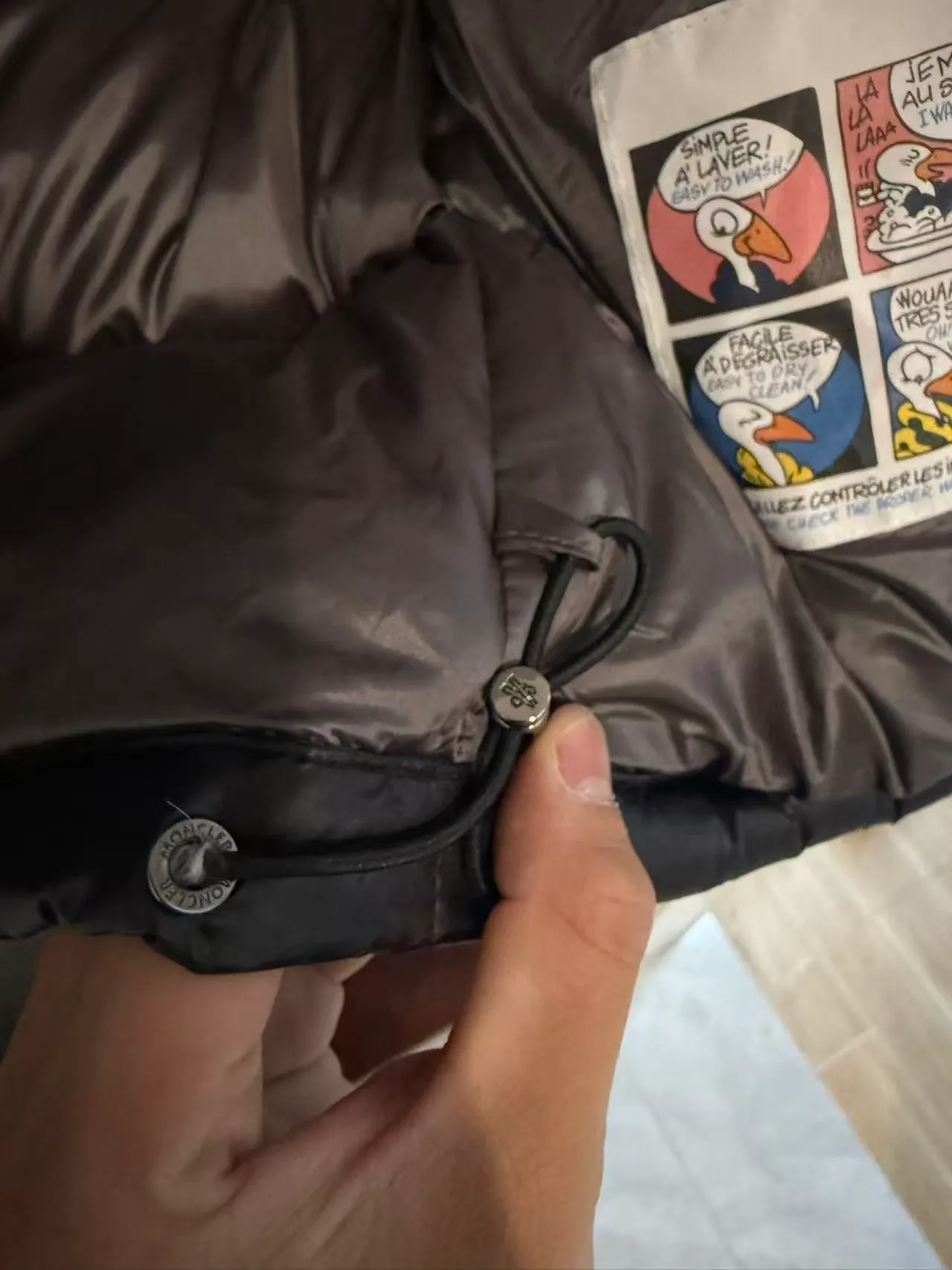 P800 (top and highest version) Moncler Maya down jacket top version｜NFC chip verification】Highest version original fabric high version high quality 🔥The ultimate version of Moncler Maya down jacket is here! Original craftsmanship, NFC chip, 1:1 details, triathlon, subvert your understanding of high-end down jackets! 🔥 Core Selling Points ✔️ [Same style as Eason Chan, popular style] Eason Chan’s upper body blessing, the classic Moncler Maya series will never go out of style! There is no doubt that celebrities have the ability to bring in goods, and they bring their own traffic and topics. They are the hard currency to maintain the value of winter wardrobes!  ✔️ [NFC chip intelligent identification, experience the counter inspection process] The top version synchronizes with genuine anti-counterfeiting technology! Built-in original NFC sensor chip, the information can be read when the mobile phone is close to it. Let your customers personally verify and experience the counter-level inspection process, which greatly enhances purchasing confidence and transaction rate! (Note: This function is to experience the brand's anti-counterfeiting process) ✔️ [Top craftsmanship and materials, benchmarked against the original version] Fabric: Made of shiny lacquered nylon fabric consistent with the original product, smooth texture, windproof and waterproof.  Filling: High-standard down filling, 90% high-quality white duck down, light and fluffy, with excellent warmth retention.  Details: Accurately restored rectangular quilting, detachable hood, branded classic patch pockets on sleeves and precise logo embroidery. All hardware accessories are made according to original craftsmanship.  Lining: 100% nylon, neat workmanship, highlighting quality.  ✔️ [Classic three colors, fully covering market demand] Classic black: timeless, calm and versatile, can be worn by both men and women, the first choice for shipping!  White temperament: pure and refreshing, a bright color in winter, attracting female customers and young people.  High-end gray: low-key luxury, highlighting texture, satisfying customers with demanding tastes.  Color: Black Size 1: Dress length 69, Bust 108, Shoulder width 48, Sleeve length 63. Size 2: Dress length 71, Bust 112, Shoulder width 49, Sleeve length 64. Size 3: Dress length 73, Bust 116, Shoulder width 50, Sleeve length 65. Size 4: Dress length 75, Bust 120, Shoulder width 51, Sleeve length 66. Size 5: Dress length 77, Bust 124. Shoulder width 52, sleeve length 67, size 6: dress length 79, bust 128, shoulder width 53, sleeve length 68