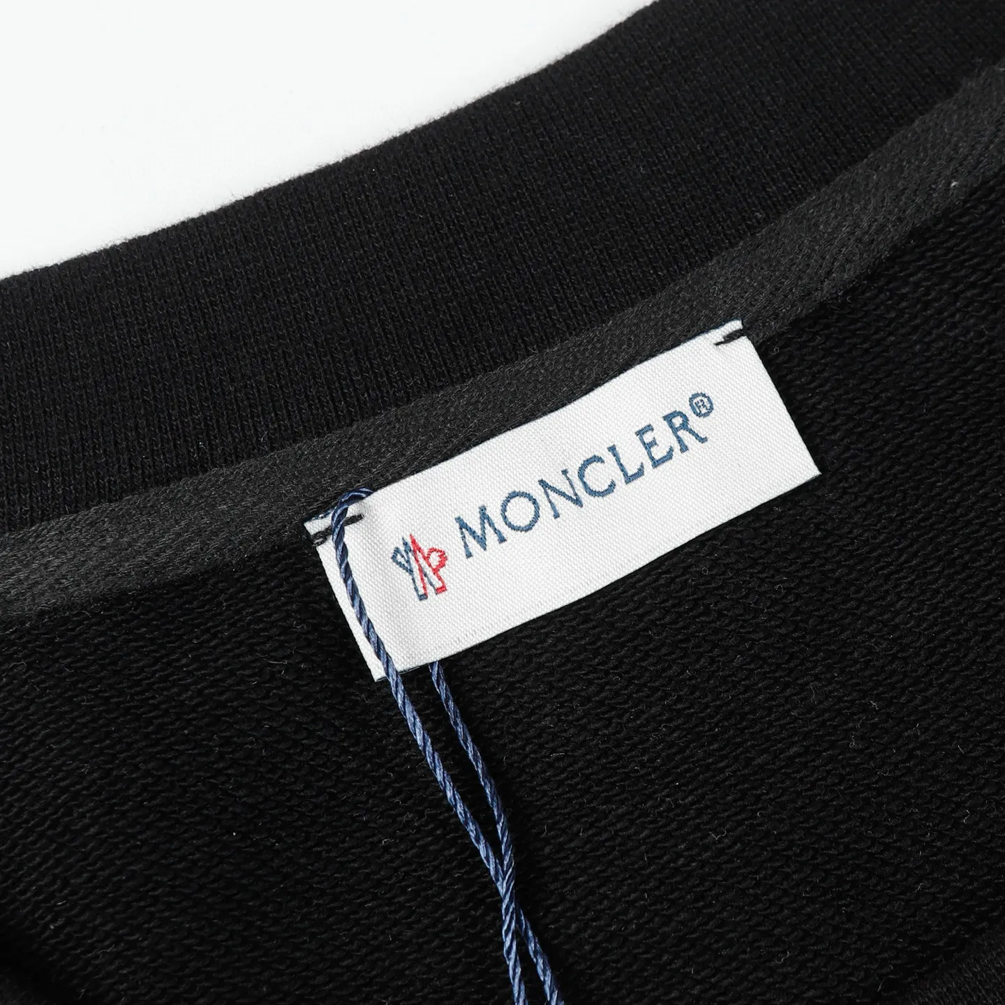 P194 Style No.: 850 〈MONCLER〉Basic Meng Mouth Round Neck Sweatshirt. The price of Meng Mouth Sweatshirt is actually quite advantageous. Those who have been to the counters should know that the price of Meng Mouth sweatshirt is not much cheaper than Gucci Burberry. It is just relatively low-key and unwilling to hype. It is a picture that you want to buy or not. It has an arrogant existence... ✅460g 100% pure cotton wool fabric OS version is too large ✅Combined with the original high weight double yarn thread ✅Correct three-needle and five-thread craftsmanship chain edge Color: Black White Royal Blue Sky Blue Size S M L