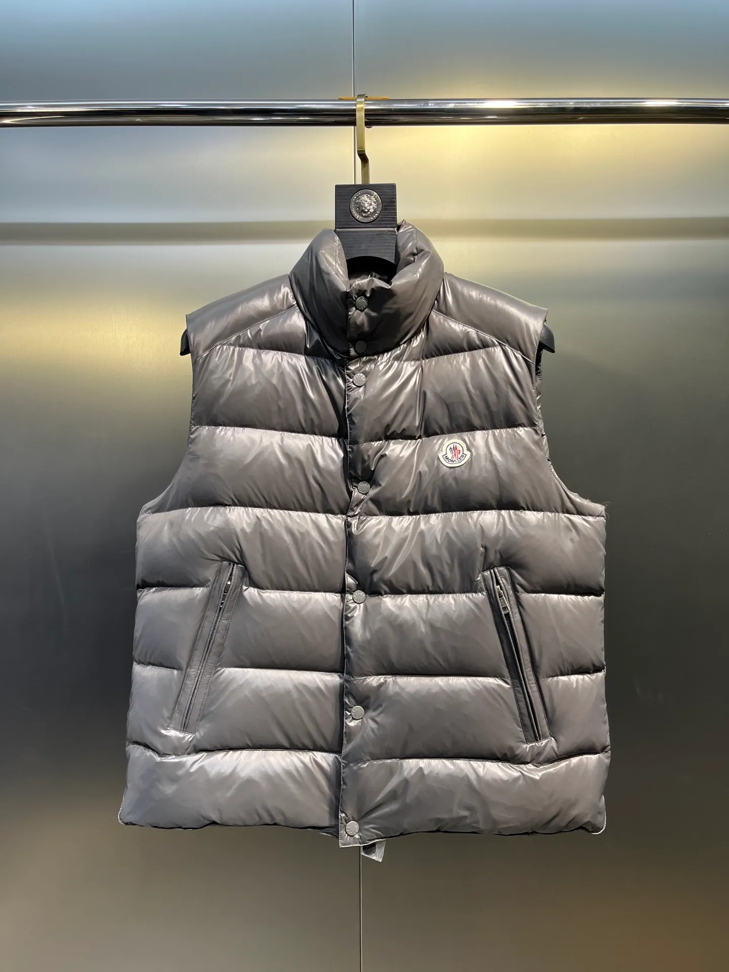 P490 moncler🌟Down vest Original customized hardware accessories are all imported and original customized. Welcome to compare. Absolutely high quality. Made of top-grade 95 white duck down. Super soft. Filled with fluffy and full feathers. Super heavy-duty. Fabric workmanship and perfect pattern. Note that the fabric is super comfortable. Exclusive model. Non-market product. Same style for men and women. Size: 123456