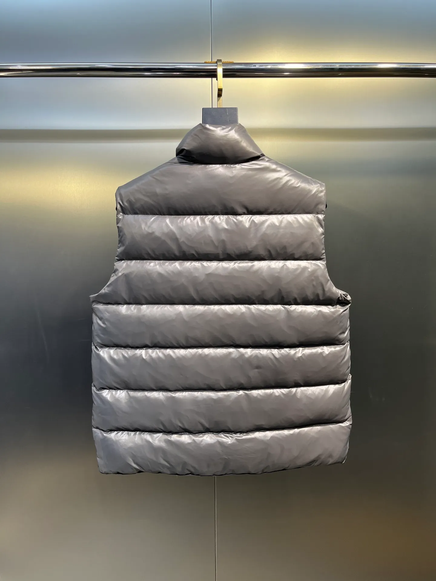 P490 moncler🌟Down vest Original customized hardware accessories are all imported and original customized. Welcome to compare. Absolutely high quality. Made of top-grade 95 white duck down. Super soft. Filled with fluffy and full feathers. Super heavy-duty. Fabric workmanship and perfect pattern. Note that the fabric is super comfortable. Exclusive model. Non-market product. Same style for men and women. Size: 123456