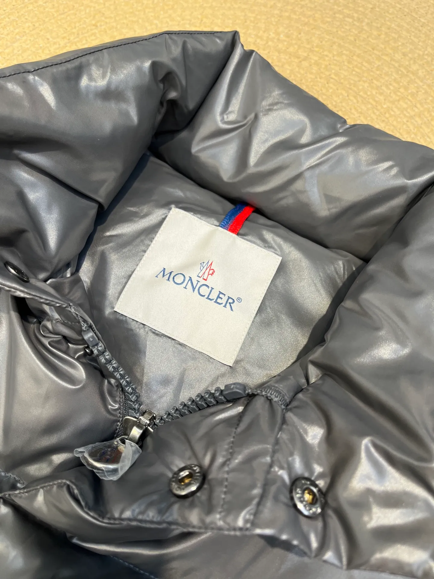 P490 moncler🌟Down vest Original customized hardware accessories are all imported and original customized. Welcome to compare. Absolutely high quality. Made of top-grade 95 white duck down. Super soft. Filled with fluffy and full feathers. Super heavy-duty. Fabric workmanship and perfect pattern. Note that the fabric is super comfortable. Exclusive model. Non-market product. Same style for men and women. Size: 123456