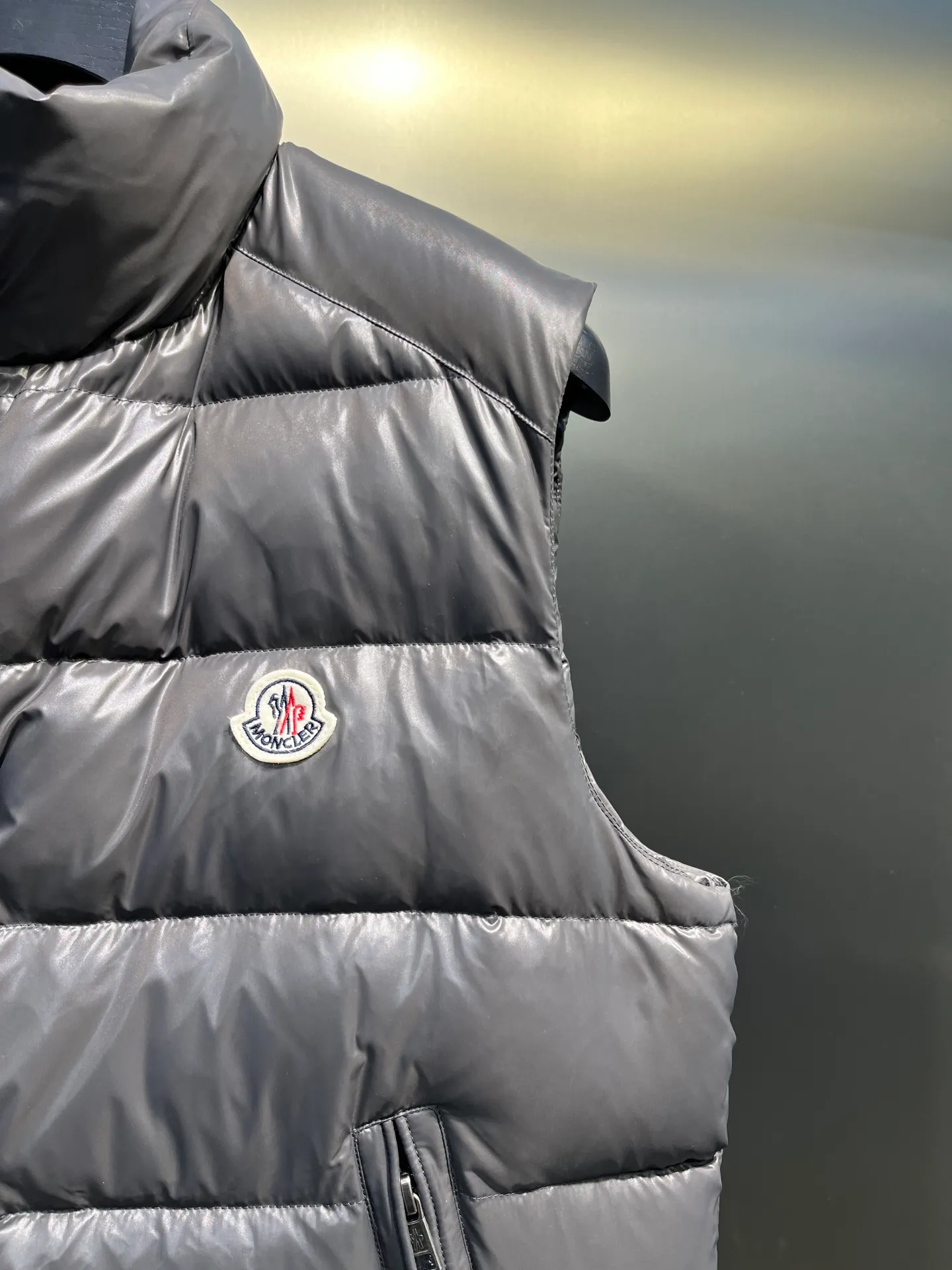 P490 moncler🌟Down vest Original customized hardware accessories are all imported and original customized. Welcome to compare. Absolutely high quality. Made of top-grade 95 white duck down. Super soft. Filled with fluffy and full feathers. Super heavy-duty. Fabric workmanship and perfect pattern. Note that the fabric is super comfortable. Exclusive model. Non-market product. Same style for men and women. Size: 123456