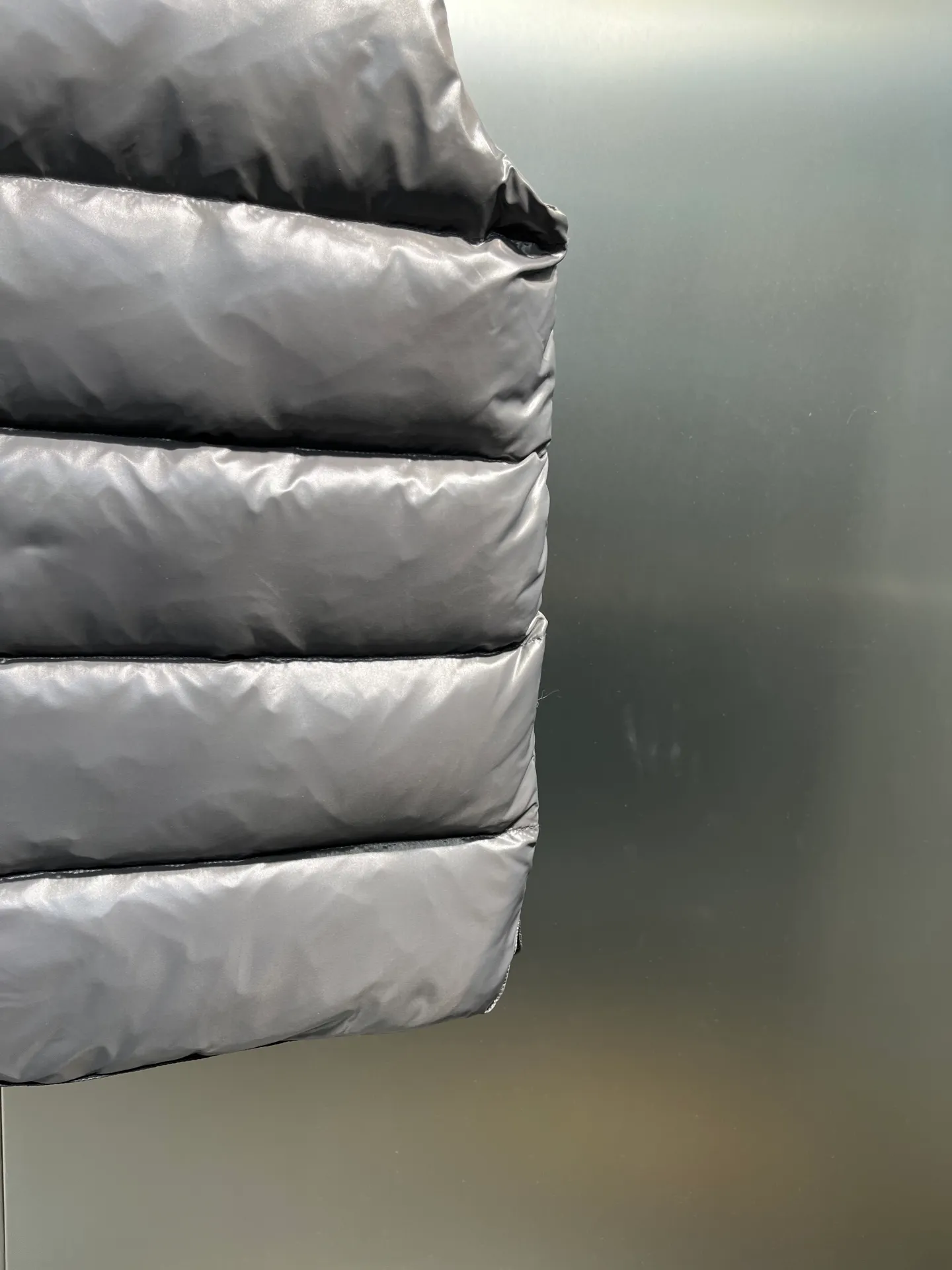 P490 moncler🌟Down vest Original customized hardware accessories are all imported and original customized. Welcome to compare. Absolutely high quality. Made of top-grade 95 white duck down. Super soft. Filled with fluffy and full feathers. Super heavy-duty. Fabric workmanship and perfect pattern. Note that the fabric is super comfortable. Exclusive model. Non-market product. Same style for men and women. Size: 123456