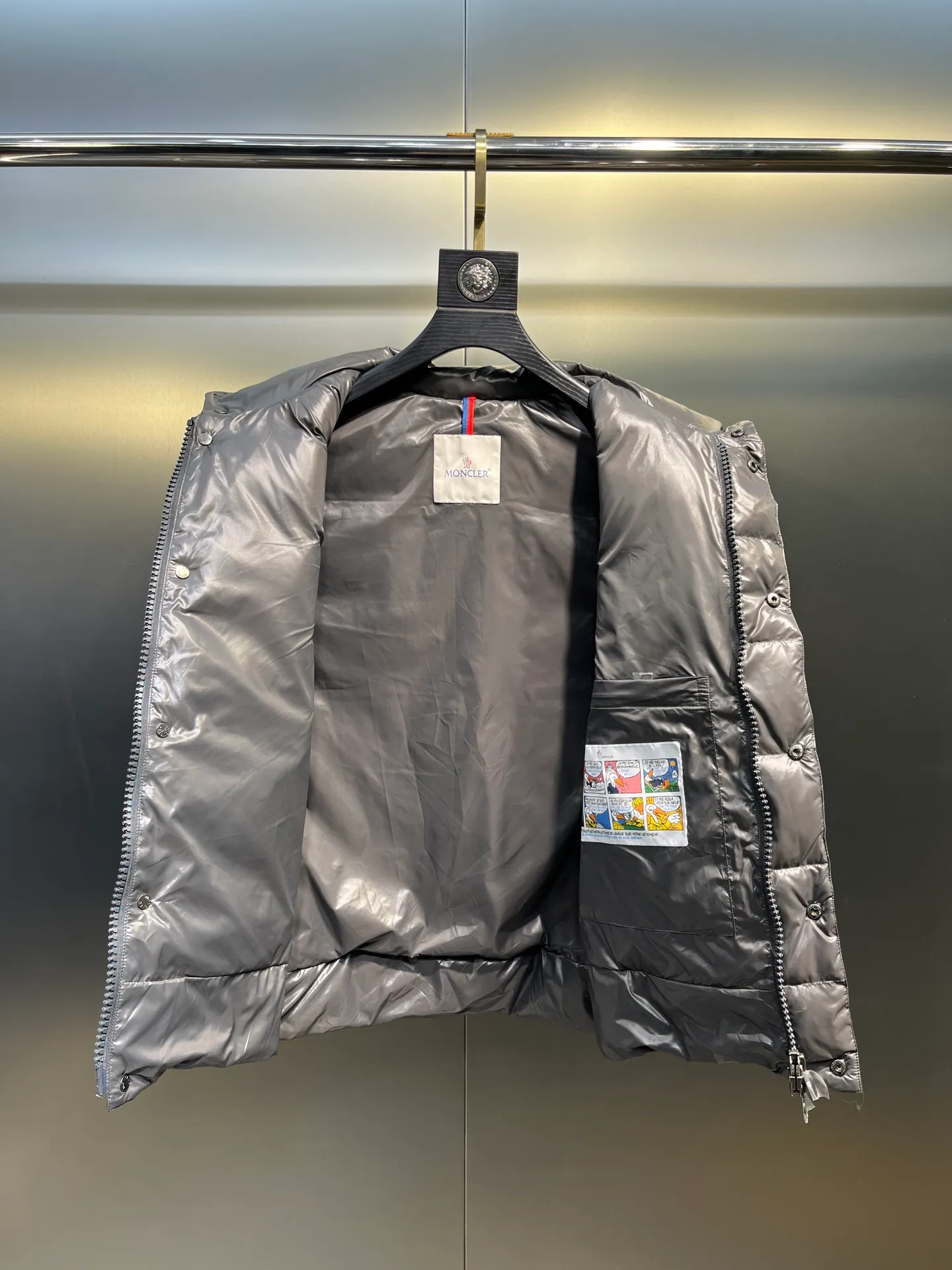 P490 moncler🌟Down vest Original customized hardware accessories are all imported and original customized. Welcome to compare. Absolutely high quality. Made of top-grade 95 white duck down. Super soft. Filled with fluffy and full feathers. Super heavy-duty. Fabric workmanship and perfect pattern. Note that the fabric is super comfortable. Exclusive model. Non-market product. Same style for men and women. Size: 123456