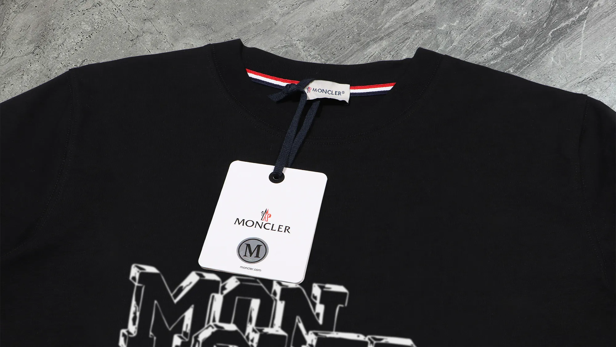 P210 High-version sweatshirt) [Long-term stock] 〖𝐌𝐎𝐍𝐂𝐋𝐄𝐑~Mask〗 Made of 440g heavy-weight fabric. It is different from the market currency. It can be matched with any variety and is properly handsome. 😎The whole dress is made of double waistcoats. The double waistcoats make the whole dress more three-dimensional. Not ordinary factories can do such fine work. 2025 Spring runway version of the T stage, on sale at the counter, round neck terry sweatshirt, high-end double-strand pure cotton, custom-made stretch ribs, dyed in the same vat, complete with three standards, matched with exquisite embroidered LOGO on the chest, simple and advanced, same style for men and women. Color: black, apricot, white, size: S M L XL 2XL