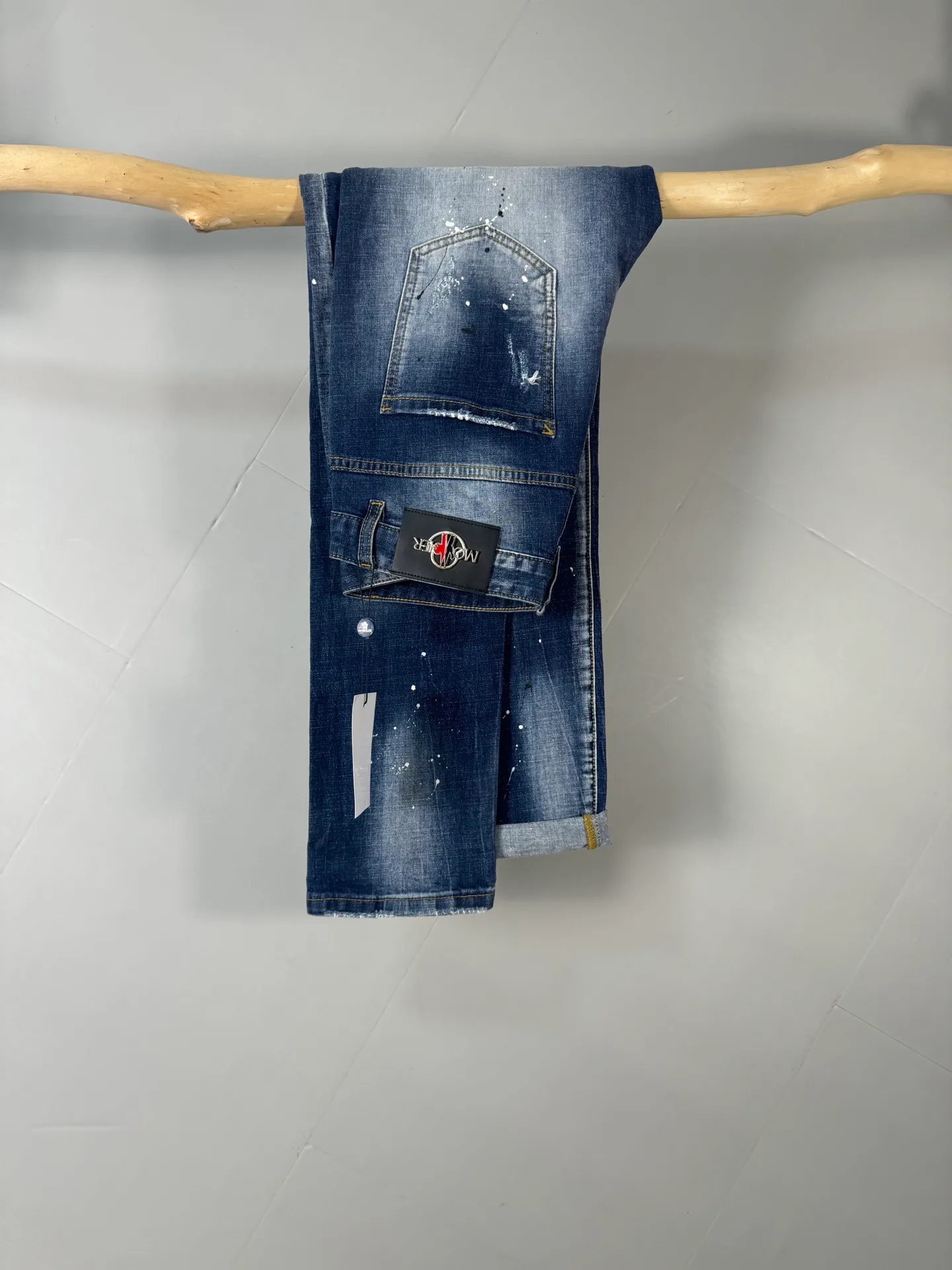 P400 MONCLER Men's denim jeans, official album and poster wear style!  High-grade imported denim raw-color fabrics are supplied to customers. Pure 13oz denim fabrics from Okayama, Japan are specially selected. Heavy-duty environmentally friendly plant enzyme washing process is used. The texture has a light retro color and is quite beautiful, which is very suitable for spring and summer colors. After washing, the fabric is soft and delicate, but has a strong sense of bones and a slight stretch, which provides an excellent comfortable experience. There is no damage from any technical elements throughout the body, retaining the purest tannin color! The details throughout the body are perfect, exquisite and elegant. The latest leather label on the waist highlights the brand's characteristics. The hardware accessories, leather label and wiring all reflect the craftsmanship! The silhouette is perfectly tailored and has excellent butt lift and slimming effect. It can be easily matched with any top in the wardrobe. It has wide compatibility and is suitable for various daily wear. The upper body is full of shape. It is a must-have trousers for those who are obsessed with quality control and 1V! Size: 29-38 No 35 37