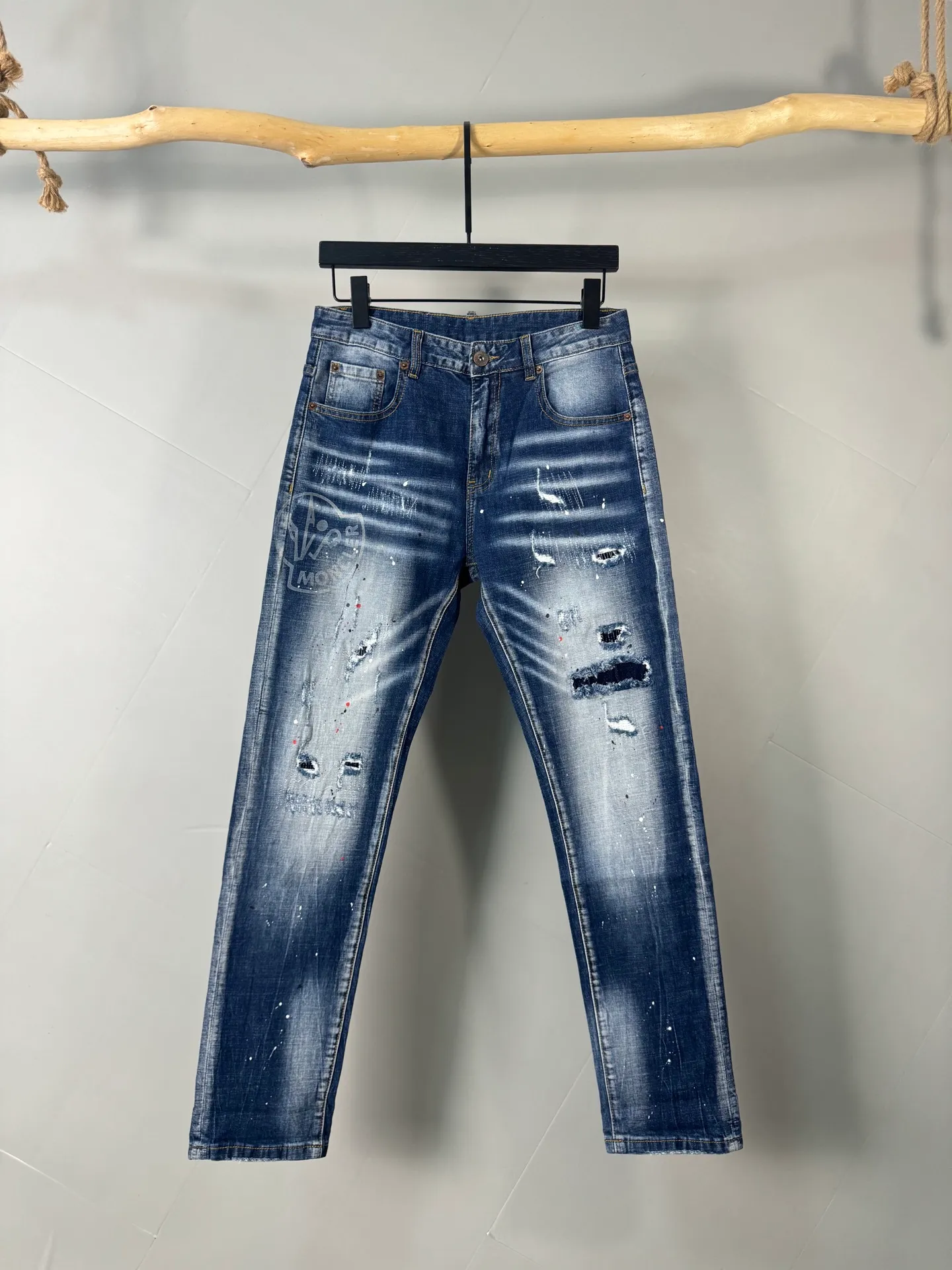P400 MONCLER Men's denim jeans, official album and poster wear style!  High-grade imported denim raw-color fabrics are supplied to customers. Pure 13oz denim fabrics from Okayama, Japan are specially selected. Heavy-duty environmentally friendly plant enzyme washing process is used. The texture has a light retro color and is quite beautiful, which is very suitable for spring and summer colors. After washing, the fabric is soft and delicate, but has a strong sense of bones and a slight stretch, which provides an excellent comfortable experience. There is no damage from any technical elements throughout the body, retaining the purest tannin color! The details throughout the body are perfect, exquisite and elegant. The latest leather label on the waist highlights the brand's characteristics. The hardware accessories, leather label and wiring all reflect the craftsmanship! The silhouette is perfectly tailored and has excellent butt lift and slimming effect. It can be easily matched with any top in the wardrobe. It has wide compatibility and is suitable for various daily wear. The upper body is full of shape. It is a must-have trousers for those who are obsessed with quality control and 1V! Size: 29-38 No 35 37