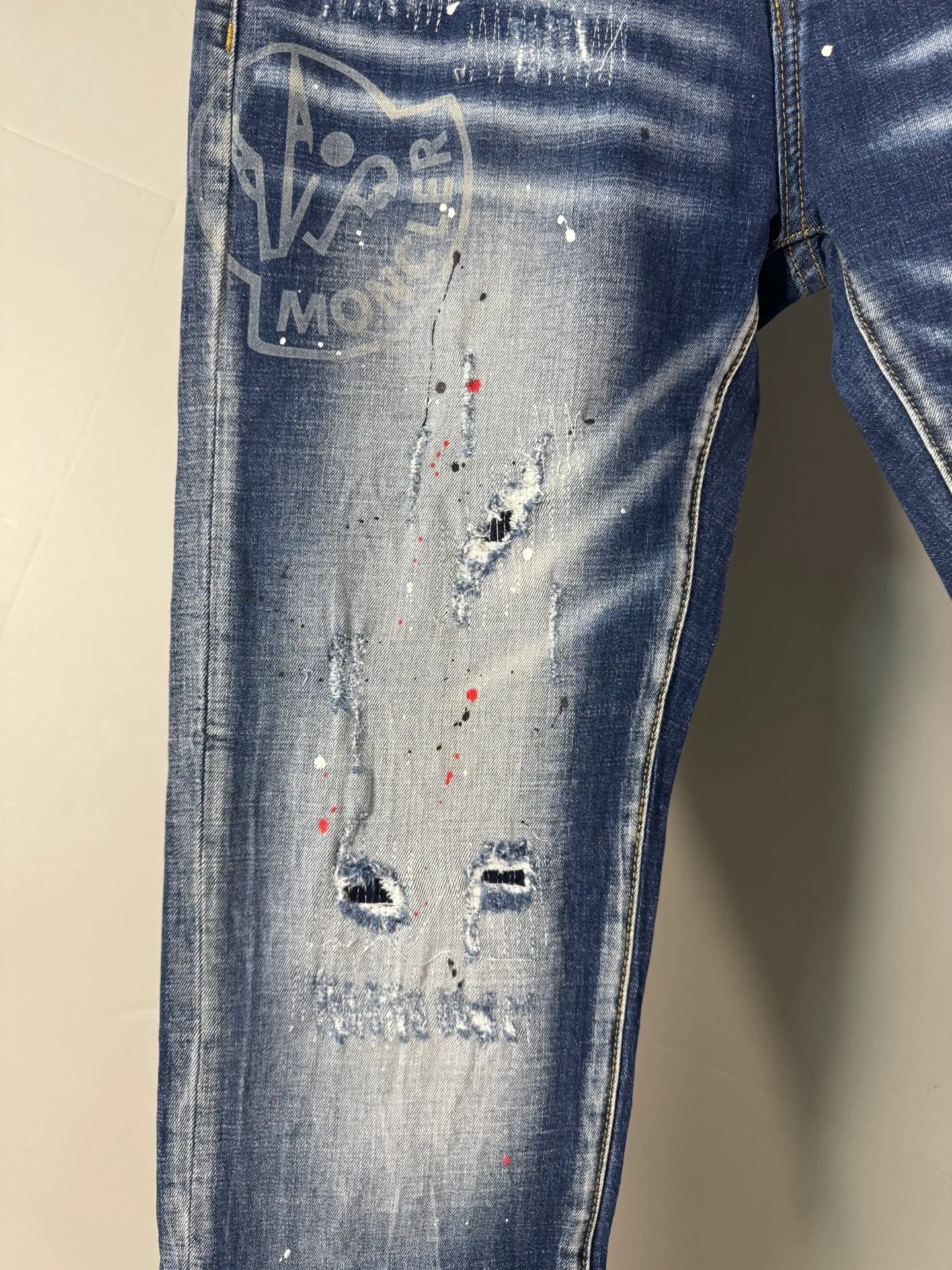 P400 MONCLER Men's denim jeans, official album and poster wear style!  High-grade imported denim raw-color fabrics are supplied to customers. Pure 13oz denim fabrics from Okayama, Japan are specially selected. Heavy-duty environmentally friendly plant enzyme washing process is used. The texture has a light retro color and is quite beautiful, which is very suitable for spring and summer colors. After washing, the fabric is soft and delicate, but has a strong sense of bones and a slight stretch, which provides an excellent comfortable experience. There is no damage from any technical elements throughout the body, retaining the purest tannin color! The details throughout the body are perfect, exquisite and elegant. The latest leather label on the waist highlights the brand's characteristics. The hardware accessories, leather label and wiring all reflect the craftsmanship! The silhouette is perfectly tailored and has excellent butt lift and slimming effect. It can be easily matched with any top in the wardrobe. It has wide compatibility and is suitable for various daily wear. The upper body is full of shape. It is a must-have trousers for those who are obsessed with quality control and 1V! Size: 29-38 No 35 37