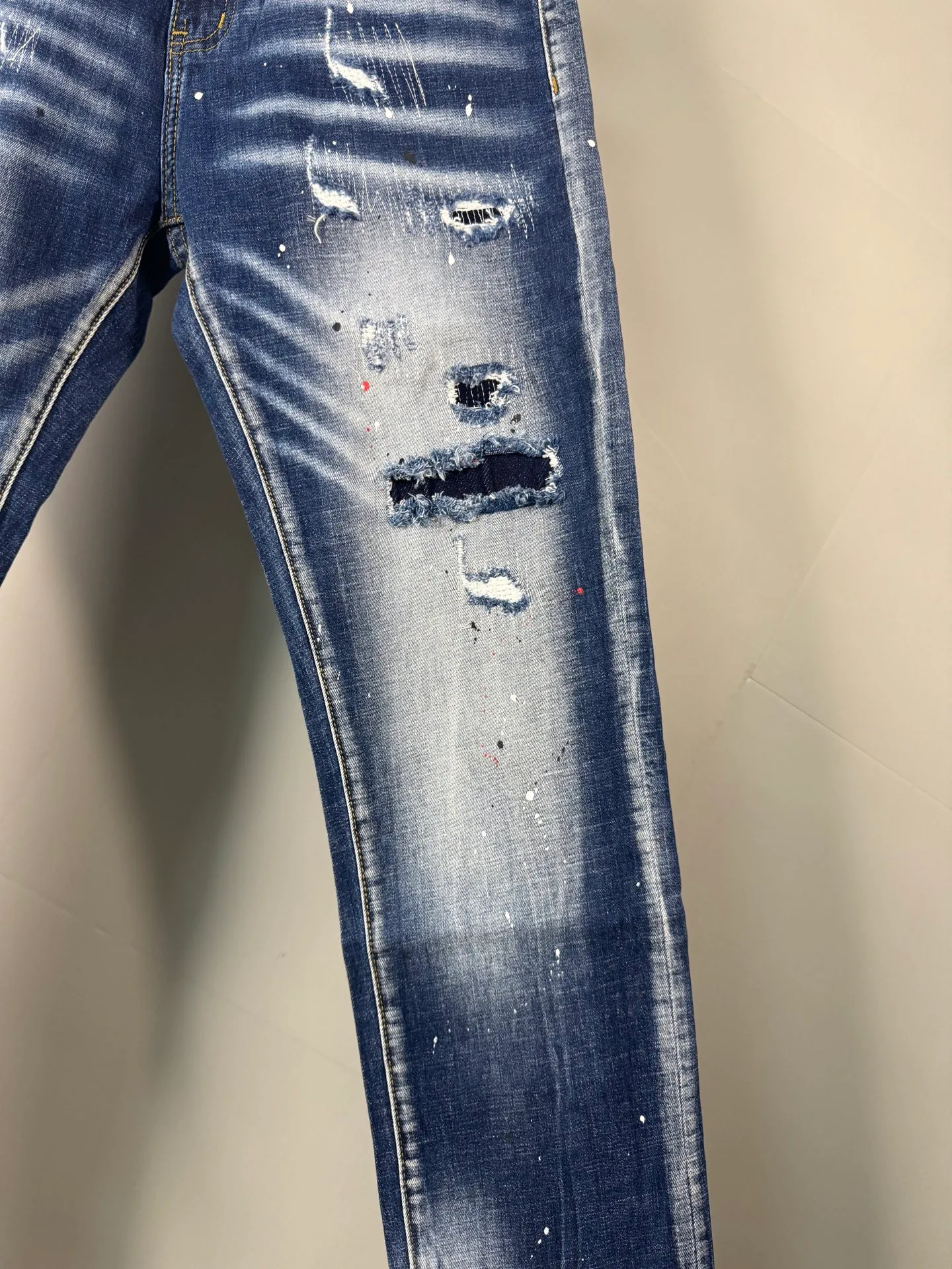 P400 MONCLER Men's denim jeans, official album and poster wear style!  High-grade imported denim raw-color fabrics are supplied to customers. Pure 13oz denim fabrics from Okayama, Japan are specially selected. Heavy-duty environmentally friendly plant enzyme washing process is used. The texture has a light retro color and is quite beautiful, which is very suitable for spring and summer colors. After washing, the fabric is soft and delicate, but has a strong sense of bones and a slight stretch, which provides an excellent comfortable experience. There is no damage from any technical elements throughout the body, retaining the purest tannin color! The details throughout the body are perfect, exquisite and elegant. The latest leather label on the waist highlights the brand's characteristics. The hardware accessories, leather label and wiring all reflect the craftsmanship! The silhouette is perfectly tailored and has excellent butt lift and slimming effect. It can be easily matched with any top in the wardrobe. It has wide compatibility and is suitable for various daily wear. The upper body is full of shape. It is a must-have trousers for those who are obsessed with quality control and 1V! Size: 29-38 No 35 37