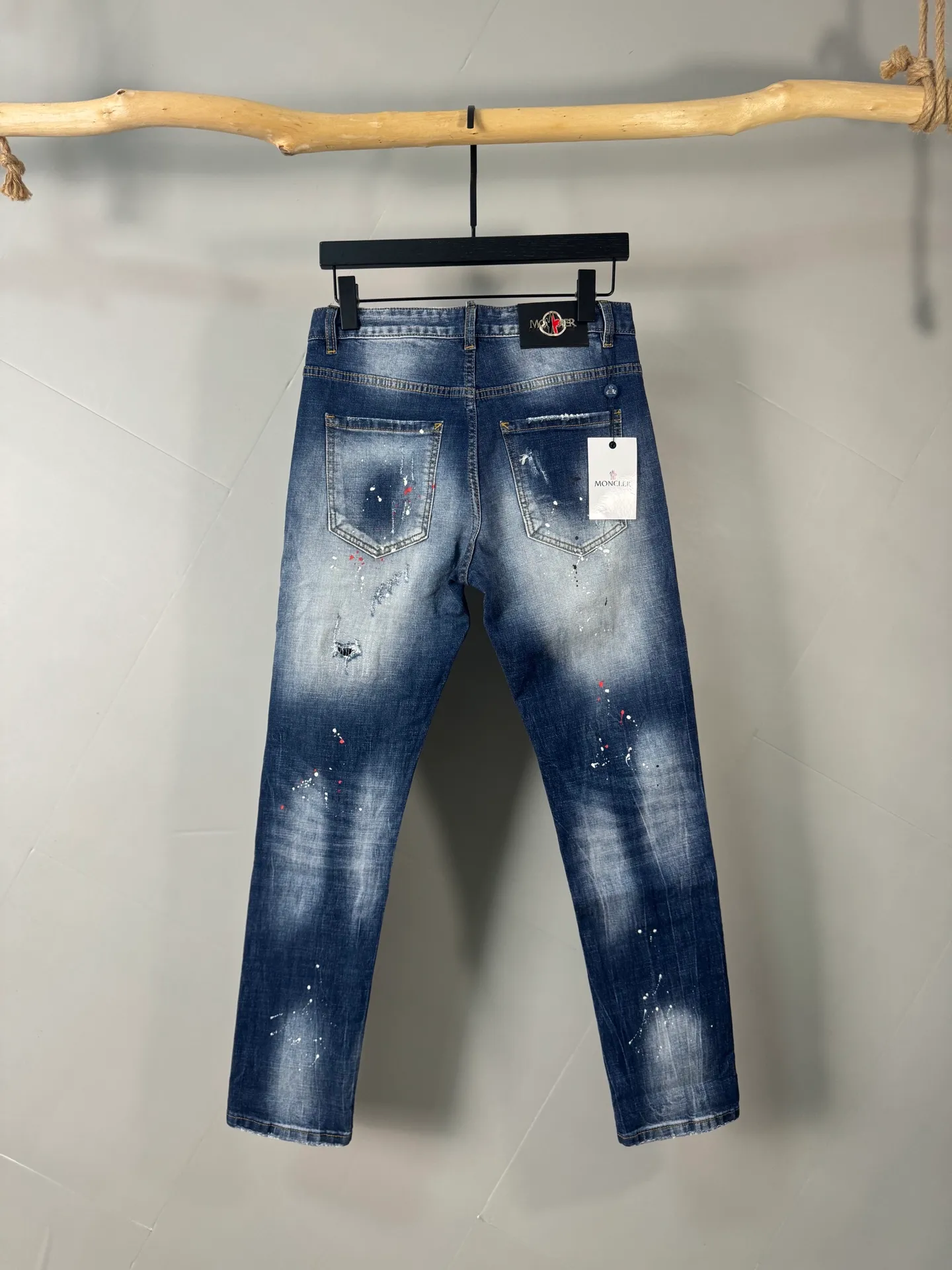 P400 MONCLER Men's denim jeans, official album and poster wear style!  High-grade imported denim raw-color fabrics are supplied to customers. Pure 13oz denim fabrics from Okayama, Japan are specially selected. Heavy-duty environmentally friendly plant enzyme washing process is used. The texture has a light retro color and is quite beautiful, which is very suitable for spring and summer colors. After washing, the fabric is soft and delicate, but has a strong sense of bones and a slight stretch, which provides an excellent comfortable experience. There is no damage from any technical elements throughout the body, retaining the purest tannin color! The details throughout the body are perfect, exquisite and elegant. The latest leather label on the waist highlights the brand's characteristics. The hardware accessories, leather label and wiring all reflect the craftsmanship! The silhouette is perfectly tailored and has excellent butt lift and slimming effect. It can be easily matched with any top in the wardrobe. It has wide compatibility and is suitable for various daily wear. The upper body is full of shape. It is a must-have trousers for those who are obsessed with quality control and 1V! Size: 29-38 No 35 37