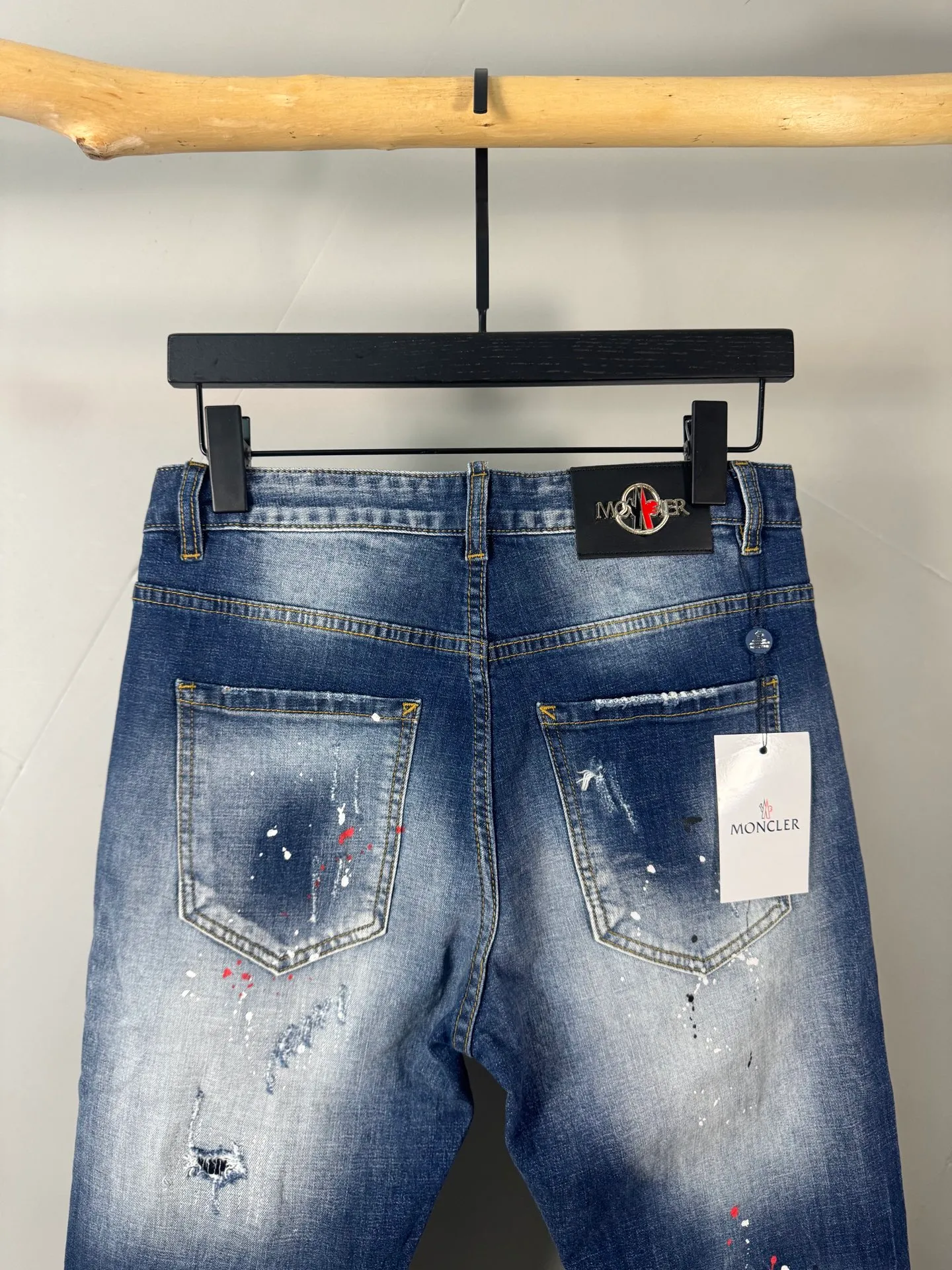 P400 MONCLER Men's denim jeans, official album and poster wear style!  High-grade imported denim raw-color fabrics are supplied to customers. Pure 13oz denim fabrics from Okayama, Japan are specially selected. Heavy-duty environmentally friendly plant enzyme washing process is used. The texture has a light retro color and is quite beautiful, which is very suitable for spring and summer colors. After washing, the fabric is soft and delicate, but has a strong sense of bones and a slight stretch, which provides an excellent comfortable experience. There is no damage from any technical elements throughout the body, retaining the purest tannin color! The details throughout the body are perfect, exquisite and elegant. The latest leather label on the waist highlights the brand's characteristics. The hardware accessories, leather label and wiring all reflect the craftsmanship! The silhouette is perfectly tailored and has excellent butt lift and slimming effect. It can be easily matched with any top in the wardrobe. It has wide compatibility and is suitable for various daily wear. The upper body is full of shape. It is a must-have trousers for those who are obsessed with quality control and 1V! Size: 29-38 No 35 37