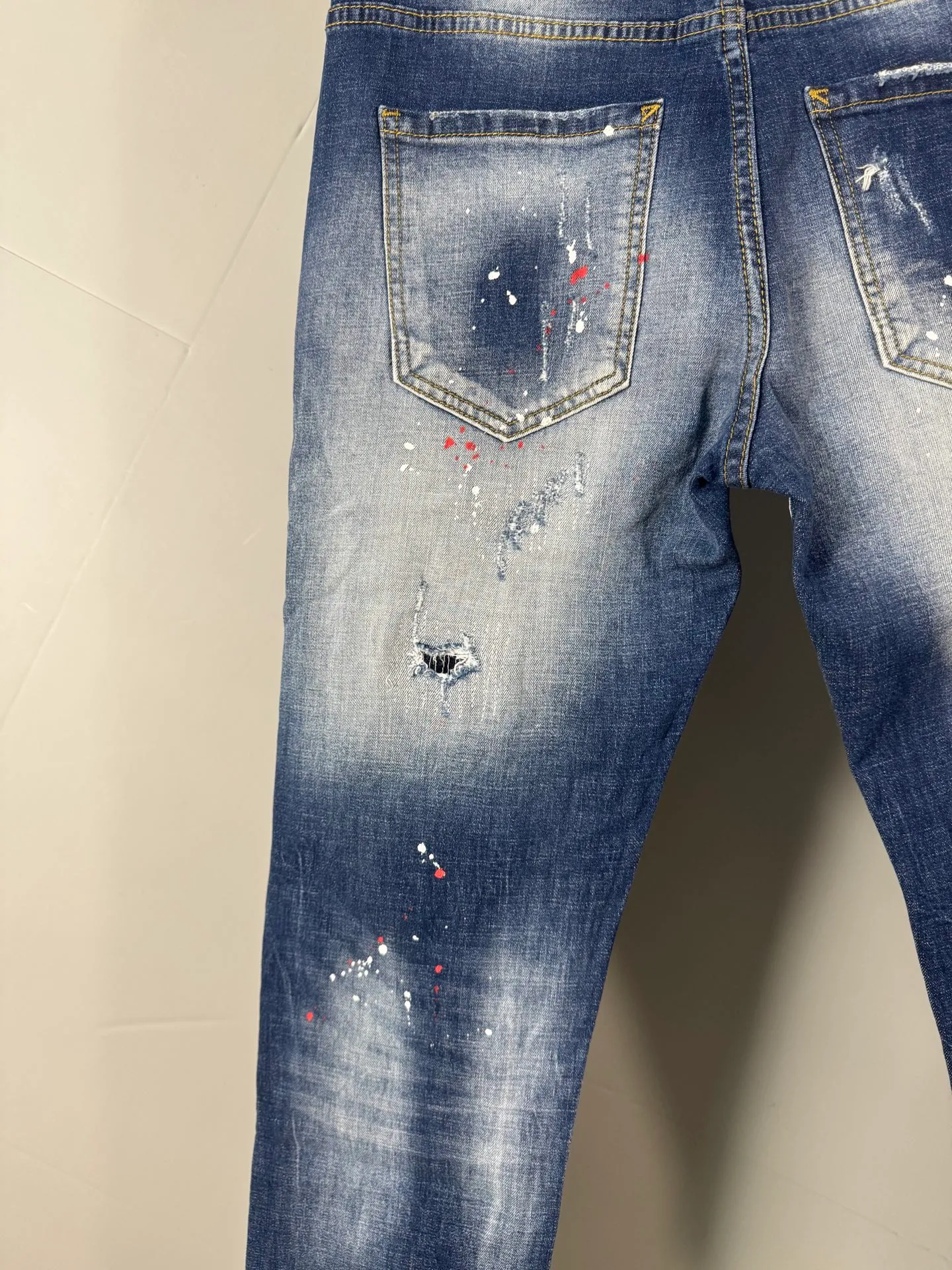 P400 MONCLER Men's denim jeans, official album and poster wear style!  High-grade imported denim raw-color fabrics are supplied to customers. Pure 13oz denim fabrics from Okayama, Japan are specially selected. Heavy-duty environmentally friendly plant enzyme washing process is used. The texture has a light retro color and is quite beautiful, which is very suitable for spring and summer colors. After washing, the fabric is soft and delicate, but has a strong sense of bones and a slight stretch, which provides an excellent comfortable experience. There is no damage from any technical elements throughout the body, retaining the purest tannin color! The details throughout the body are perfect, exquisite and elegant. The latest leather label on the waist highlights the brand's characteristics. The hardware accessories, leather label and wiring all reflect the craftsmanship! The silhouette is perfectly tailored and has excellent butt lift and slimming effect. It can be easily matched with any top in the wardrobe. It has wide compatibility and is suitable for various daily wear. The upper body is full of shape. It is a must-have trousers for those who are obsessed with quality control and 1V! Size: 29-38 No 35 37