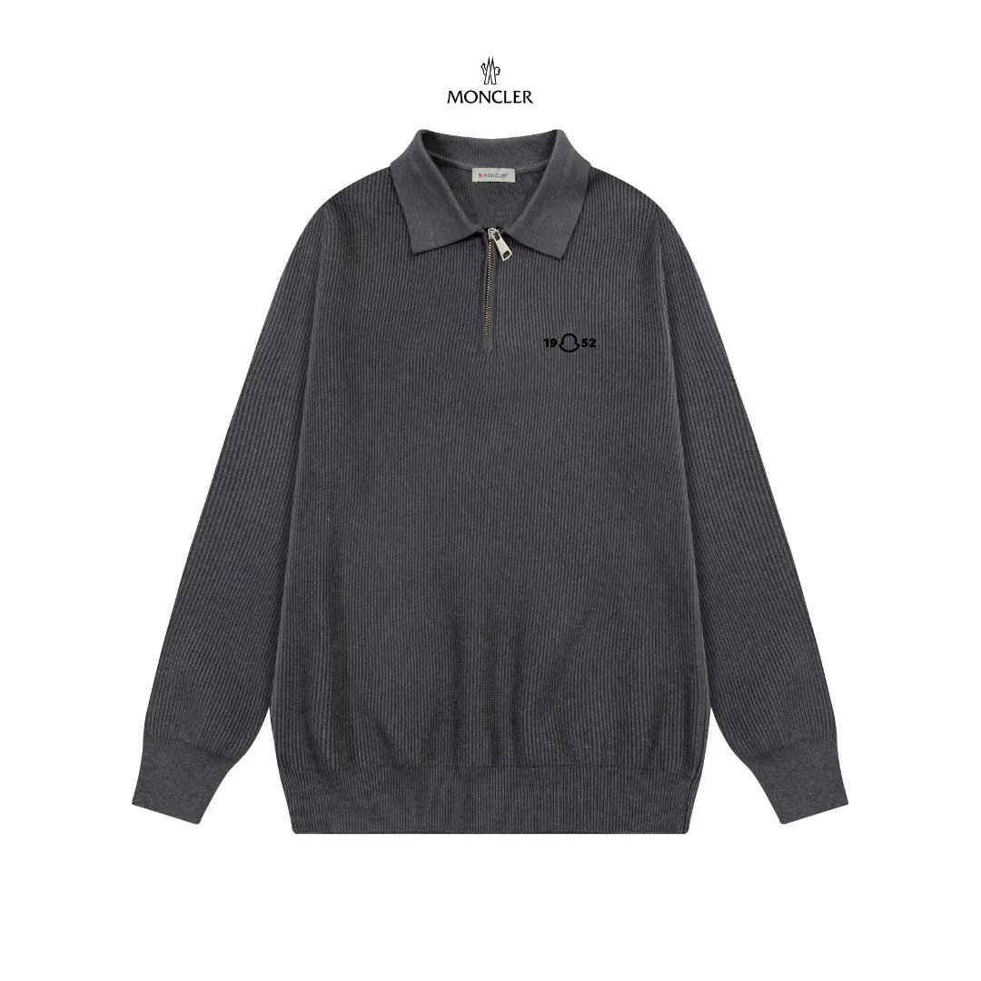 P250 Moncler masked zipper lapel sweater, the latest 2025 casual Polo wool sweater.  The texture is delicate, soft and comfortable, skin-friendly and warm, not easy to deform, simple and high-end style, and the logo on the chest is very exquisite and perfect! The upper body effect is very strong 👍 Color: black, gray Size: S-XL