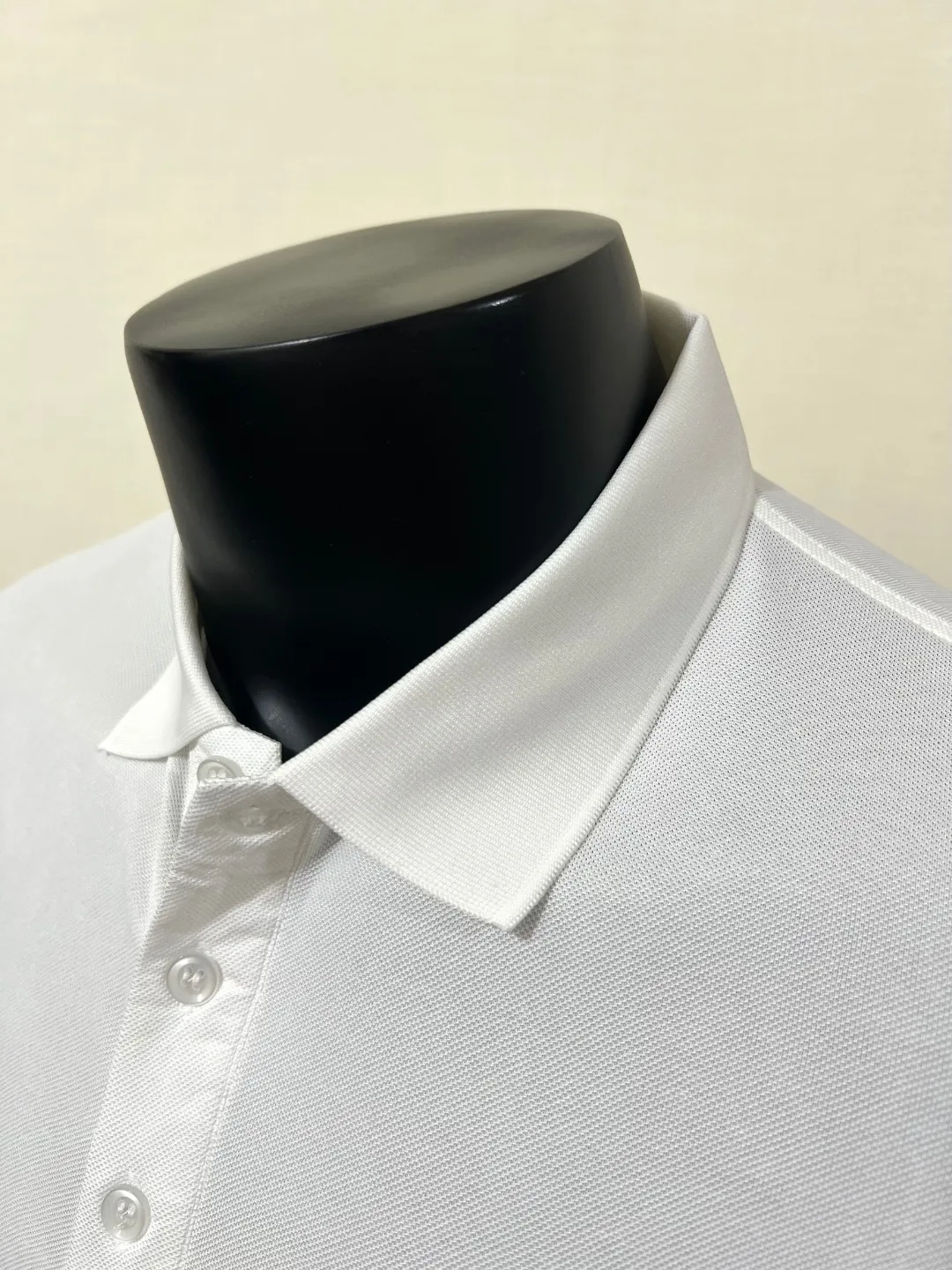 P150 MONCLER Men's Men's Men's Mouthless Polo Short Sleeve T-shirt, the most classic evergreen small label design. The MONCLER letter small label on the chest is classic and durable, and the texture is skin-friendly and comfortable. It has three labels and is suitable for both business and leisure. It is breathable and dry, with 3D three-dimensional tailoring technology and three-dimensional upper body. Polo shirts have almost become a must-have item for everyone this season! If you wear it right! It will highlight your figure! Sexy and handsome! Every move and every move is full of charm! Color: black white, size: XS-2XL