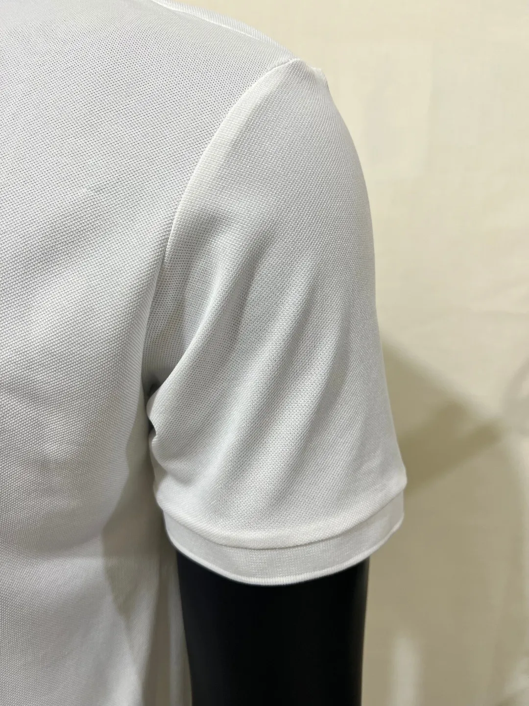 P150 MONCLER Men's Men's Men's Mouthless Polo Short Sleeve T-shirt, the most classic evergreen small label design. The MONCLER letter small label on the chest is classic and durable, and the texture is skin-friendly and comfortable. It has three labels and is suitable for both business and leisure. It is breathable and dry, with 3D three-dimensional tailoring technology and three-dimensional upper body. Polo shirts have almost become a must-have item for everyone this season! If you wear it right! It will highlight your figure! Sexy and handsome! Every move and every move is full of charm! Color: black white, size: XS-2XL