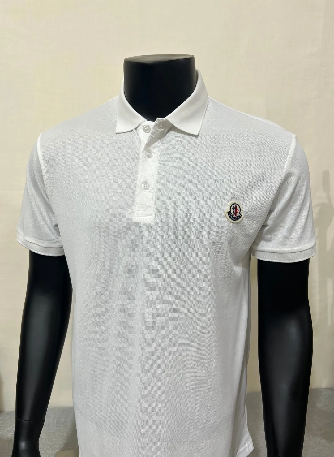 P150 MONCLER Men's Men's Men's Mouthless Polo Short Sleeve T-shirt, the most classic evergreen small label design. The MONCLER letter small label on the chest is classic and durable, and the texture is skin-friendly and comfortable. It has three labels and is suitable for both business and leisure. It is breathable and dry, with 3D three-dimensional tailoring technology and three-dimensional upper body. Polo shirts have almost become a must-have item for everyone this season! If you wear it right! It will highlight your figure! Sexy and handsome! Every move and every move is full of charm! Color: black white, size: XS-2XL