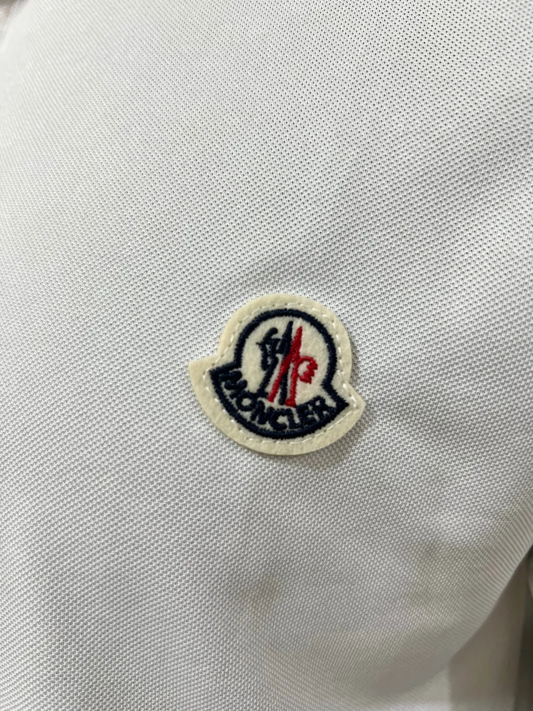 P150 MONCLER Men's Men's Men's Mouthless Polo Short Sleeve T-shirt, the most classic evergreen small label design. The MONCLER letter small label on the chest is classic and durable, and the texture is skin-friendly and comfortable. It has three labels and is suitable for both business and leisure. It is breathable and dry, with 3D three-dimensional tailoring technology and three-dimensional upper body. Polo shirts have almost become a must-have item for everyone this season! If you wear it right! It will highlight your figure! Sexy and handsome! Every move and every move is full of charm! Color: black white, size: XS-2XL