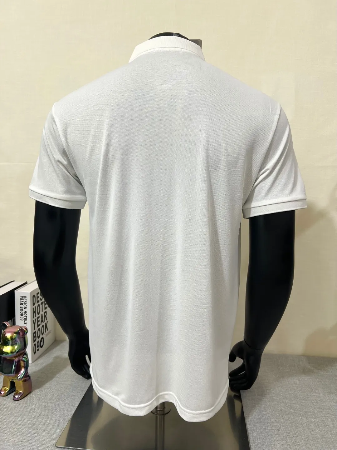 P150 MONCLER Men's Men's Men's Mouthless Polo Short Sleeve T-shirt, the most classic evergreen small label design. The MONCLER letter small label on the chest is classic and durable, and the texture is skin-friendly and comfortable. It has three labels and is suitable for both business and leisure. It is breathable and dry, with 3D three-dimensional tailoring technology and three-dimensional upper body. Polo shirts have almost become a must-have item for everyone this season! If you wear it right! It will highlight your figure! Sexy and handsome! Every move and every move is full of charm! Color: black white, size: XS-2XL