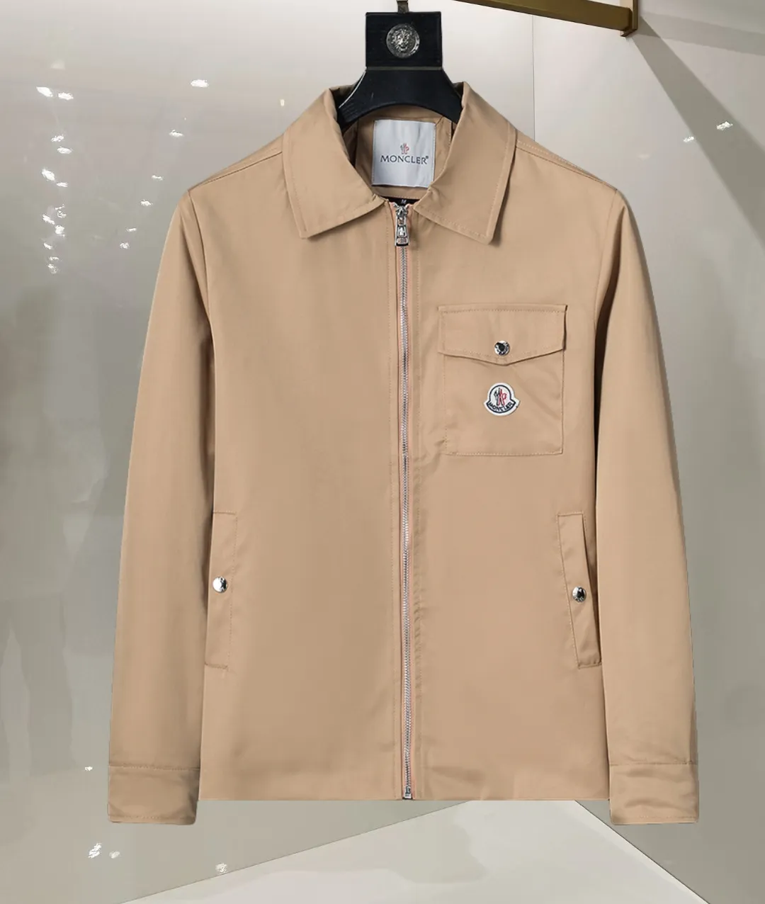 P380 🌸🌸🌸 Moncler's latest 25-year-old men's jacket. The color combination has a classic charm without losing youthful vitality. It reshapes a new design style and shows a bold and confident brand design concept.  Imported fabrics, sleeves and pockets are paired with exclusive brand designs, reflecting the minimalist pursuit of quality and design. Low-key luxury fully embodies the brand image and status! The brand LOGO icon design is simple and recognizable, with a delicate and comfortable touch, excellent details, exquisite and elegant everywhere, fashionable design, a capable and stylish upper body, and full of aura! The all-over pattern and simple aesthetics are brought to the extreme, and it is a jacket that can be mixed and matched. There is no doubt that it is a must-have product for men. It is extremely practical and the color is easy to match.  Color: Picture color. Sizes: M, L, xL, xxL, xxxL