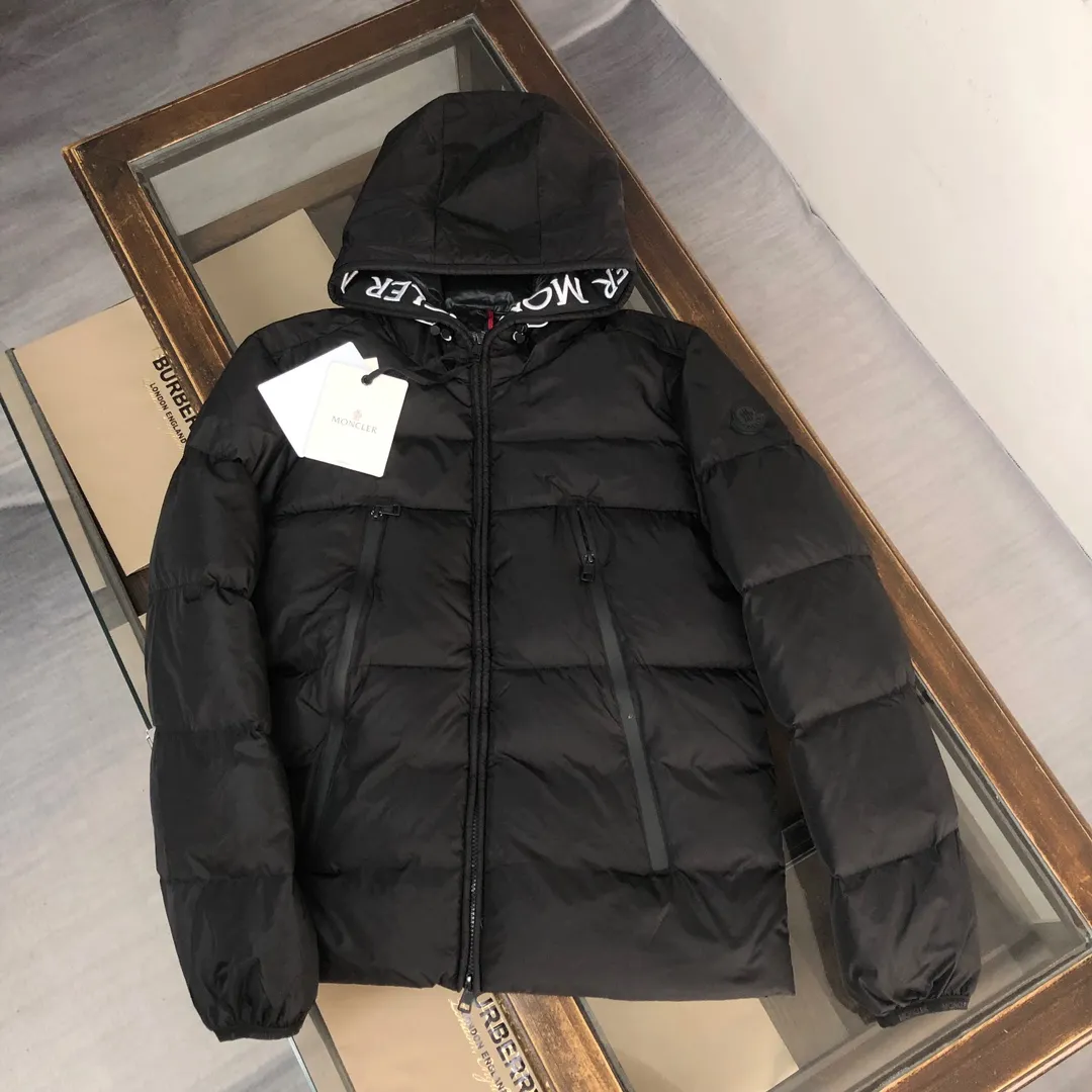 P740 MONCLER Mouth-mounted down jacket with large webbing and embroidered letters, upgraded logo with induction anti-counterfeiting and the latest NFC anti-counterfeiting technology. Same style as the counter, filled with 90 white duck down fluffy and full, customer-supplied fabrics, original hardware molding, placket with large letters embroidered webbing, same style for men and women. Color: black (the armband is divided into white label/black label) white code number: 1 2 3 4 5