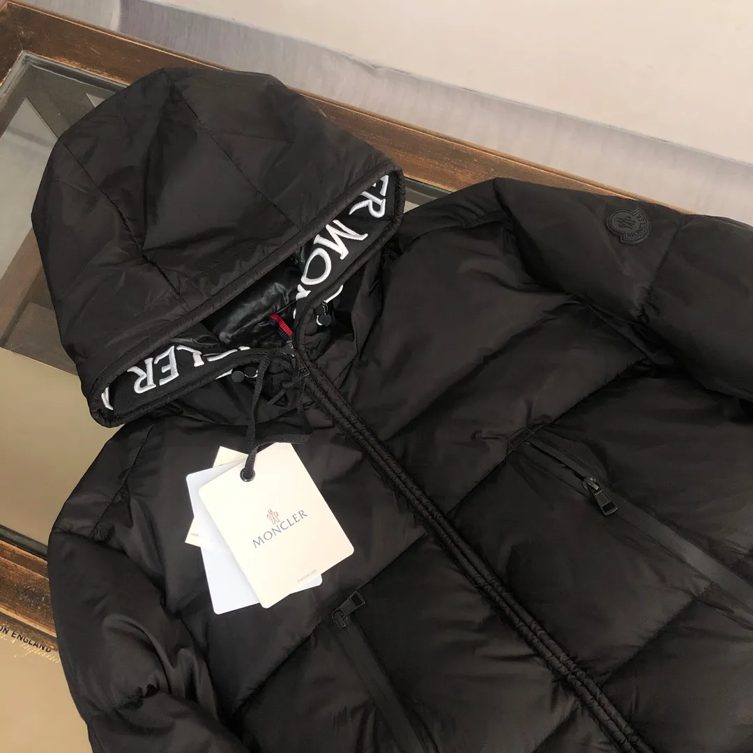P740 MONCLER Mouth-mounted down jacket with large webbing and embroidered letters, upgraded logo with induction anti-counterfeiting and the latest NFC anti-counterfeiting technology. Same style as the counter, filled with 90 white duck down fluffy and full, customer-supplied fabrics, original hardware molding, placket with large letters embroidered webbing, same style for men and women. Color: black (the armband is divided into white label/black label) white code number: 1 2 3 4 5
