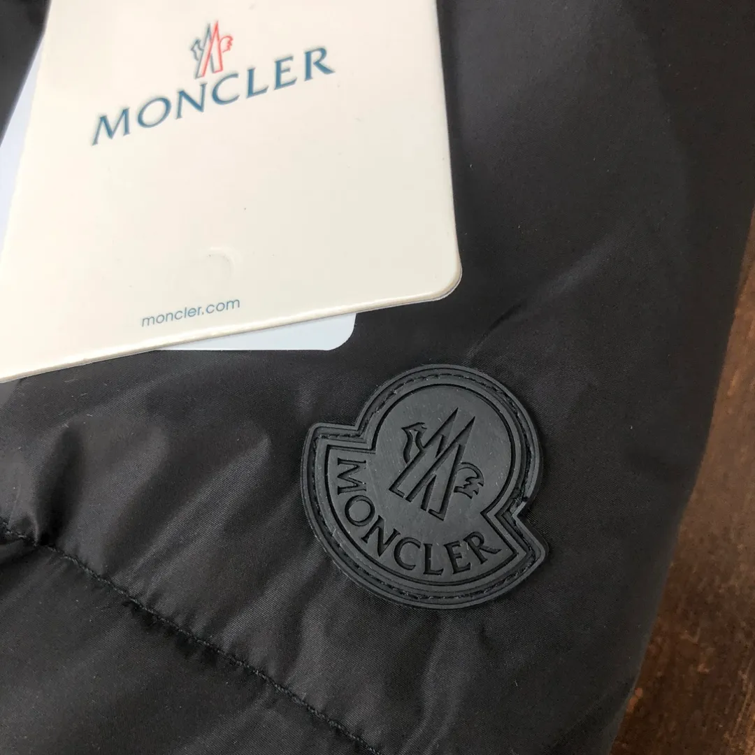 P740 MONCLER Mouth-mounted down jacket with large webbing and embroidered letters, upgraded logo with induction anti-counterfeiting and the latest NFC anti-counterfeiting technology. Same style as the counter, filled with 90 white duck down fluffy and full, customer-supplied fabrics, original hardware molding, placket with large letters embroidered webbing, same style for men and women. Color: black (the armband is divided into white label/black label) white code number: 1 2 3 4 5