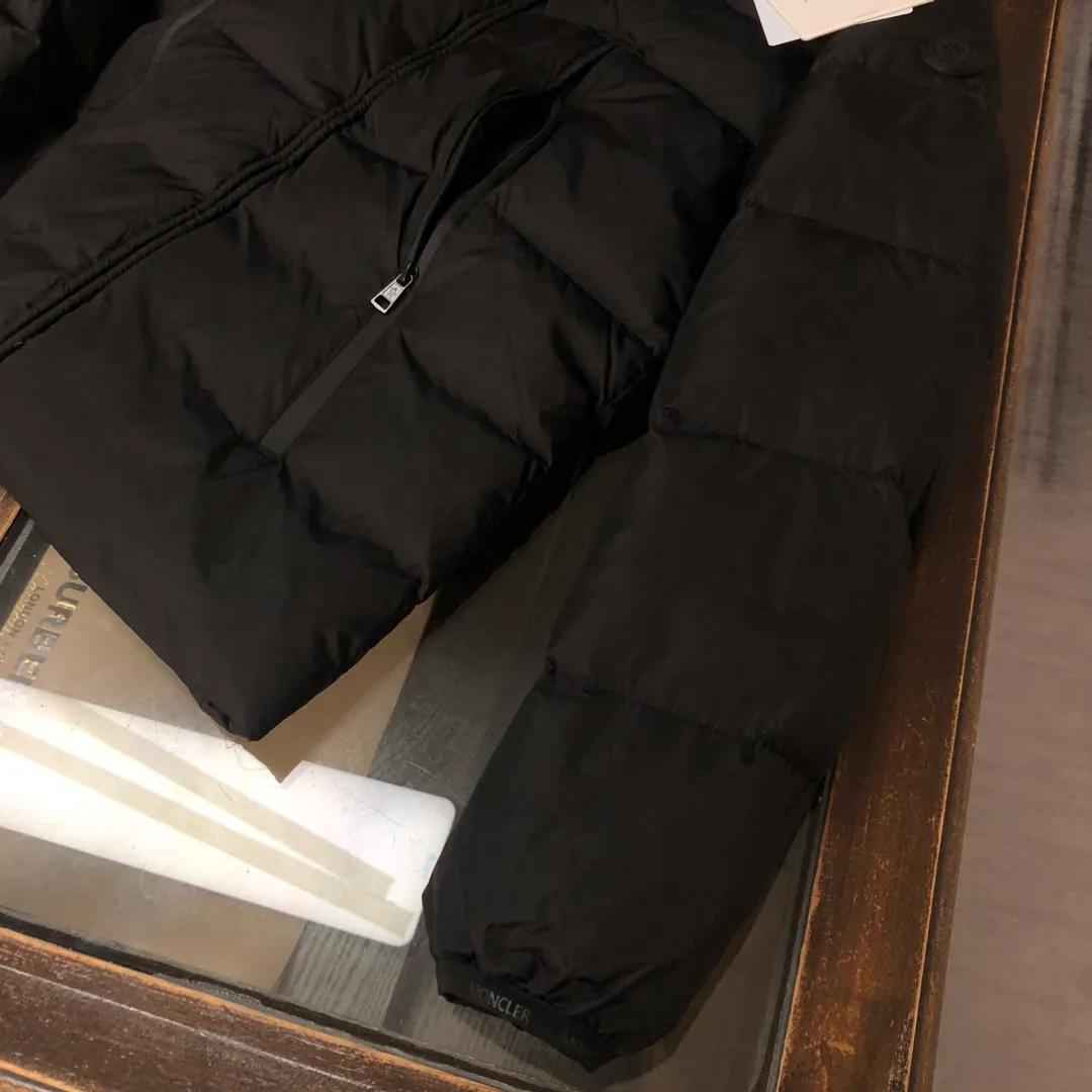 P740 MONCLER Mouth-mounted down jacket with large webbing and embroidered letters, upgraded logo with induction anti-counterfeiting and the latest NFC anti-counterfeiting technology. Same style as the counter, filled with 90 white duck down fluffy and full, customer-supplied fabrics, original hardware molding, placket with large letters embroidered webbing, same style for men and women. Color: black (the armband is divided into white label/black label) white code number: 1 2 3 4 5