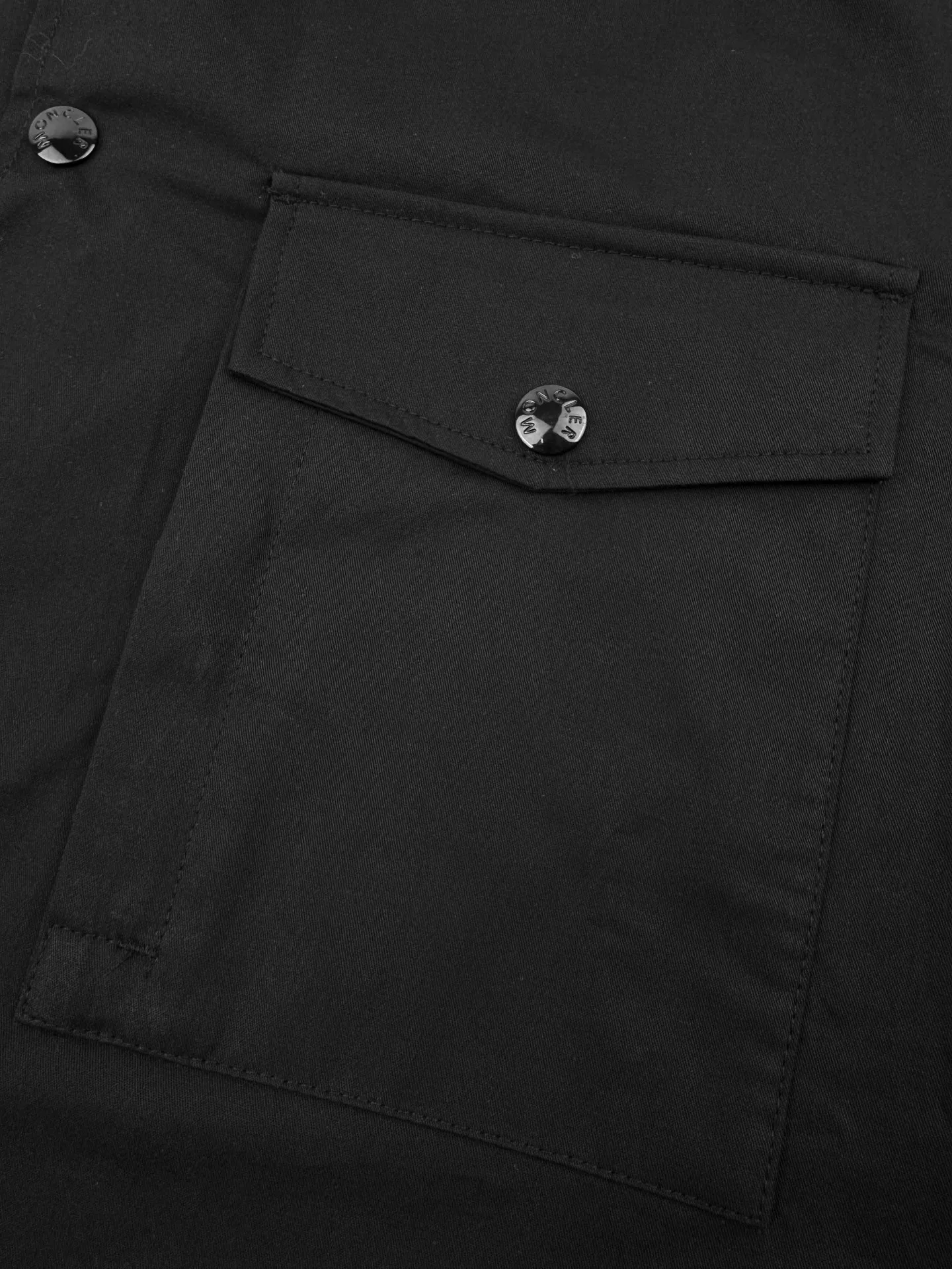 P350 Moncler Logo Pocket Short Sleeves Customized high-quality cotton hidden pattern gabardine Full of texture Comfortable and close to the skin With pure black as the base color Calm, restrained and full of strength The iconic Moncler logo embroidered logo is embellished on it to increase brand recognition. Use simplicity as the pen and texture as the ink to outline the most moving fashion picture with the simplest elements. Process 1: Use imported special machine infrared to locate the "Moncler logo embroidery" for a more accurate position Firm and strong. Process 2: Template machine to open the bag. The preset template guides the position, shape and size of the bag. Accuracy ensures the quality of the bag opening. Process 3: The fabrics are washed and have a better hand feel. Not easy to deform, not easy to shrink, not easy to fade, and maintain long-term beauty. Accessories: Customized 1:1 Moncler embroidered logo Customized 1:1 Moncler snap button Customized 1:1 Moncler zipper Customized 1:1 Moncler trademark Fit: Loose fit Size: S M L XL Style number: AA550