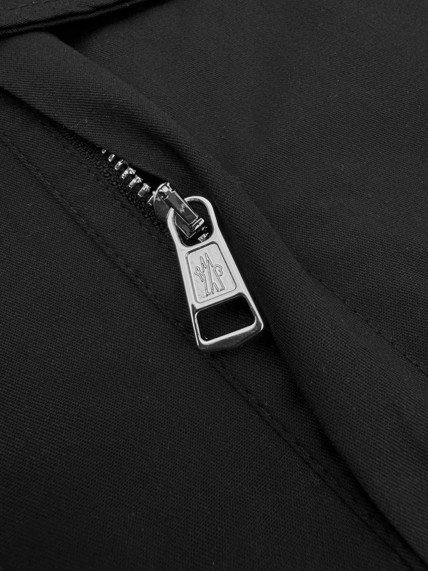 P350 Moncler Logo Pocket Short Sleeves Customized high-quality cotton hidden pattern gabardine Full of texture Comfortable and close to the skin With pure black as the base color Calm, restrained and full of strength The iconic Moncler logo embroidered logo is embellished on it to increase brand recognition. Use simplicity as the pen and texture as the ink to outline the most moving fashion picture with the simplest elements. Process 1: Use imported special machine infrared to locate the "Moncler logo embroidery" for a more accurate position Firm and strong. Process 2: Template machine to open the bag. The preset template guides the position, shape and size of the bag. Accuracy ensures the quality of the bag opening. Process 3: The fabrics are washed and have a better hand feel. Not easy to deform, not easy to shrink, not easy to fade, and maintain long-term beauty. Accessories: Customized 1:1 Moncler embroidered logo Customized 1:1 Moncler snap button Customized 1:1 Moncler zipper Customized 1:1 Moncler trademark Fit: Loose fit Size: S M L XL Style number: AA550