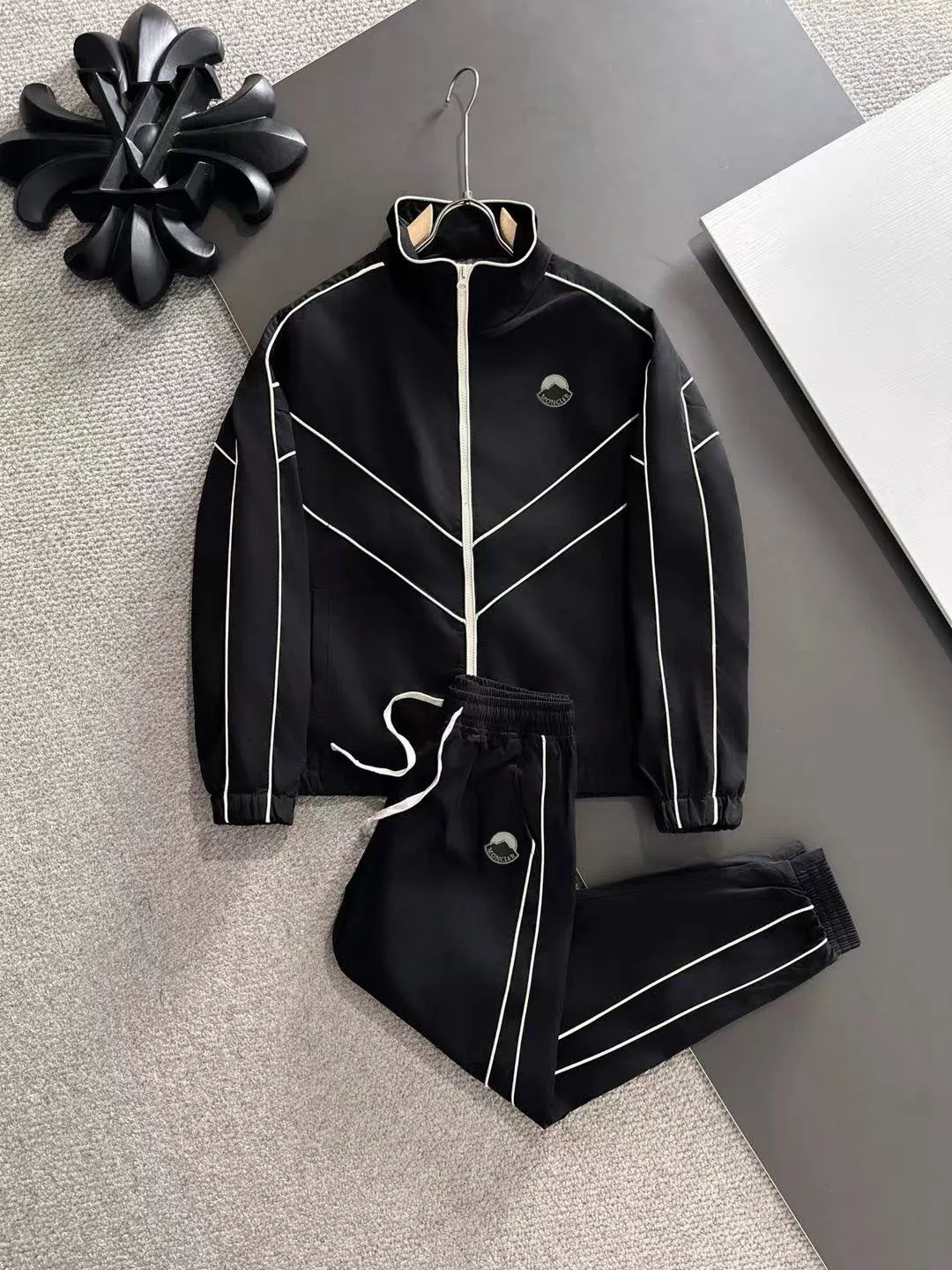 Ships in 2-3 days P720 MONCLER/Mongolian high quality 2025 autumn and winter new casual heavy industry suit Exclusively developed by yb! High quality production! The top version of the trading company channel order, external orders for imported custom fabrics, high breathability and comfort, impeccable details, absolutely worth buying! This type of suit is also a must-have for lazy people. You don’t have to think about how to match it, you can just get it in one set! Brand element design concept, delicate and soft feel! It presents a casual cut and the upper body shape is great! On sale simultaneously on the official website! From a high-end men's positioning brand, the low-key luxury taste is irresistible! Exquisite workmanship and impeccable quality! The overall style is simple, fashionable and timeless, fully meeting the requirements of stylish and tasteful dressing! Size: M to 5XL (or state your height and weight when placing an order)