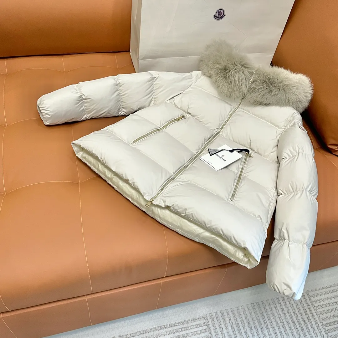 P1080 Moncler➡️New 🦢Goose Down Hooded Down Jacket Women's MONCLER Moncler Explosive Street New Product Design Fashionable and Versatile Comfortable Breathable Mouth Down Jacket~Supports NFC chip sensor. Available simultaneously on the official website! This down jacket has a great sense of design and looks. You can buy it directly due to quality control. It’s a high-end product that you can’t go wrong with! Simple and elegant design ~ and engraved with 1ogo letters ~ the overall design makes this dress unique! It is made of imported technical fabrics and is filled with 90% white goose down. The texture and shape of the fabric are exquisite. You can feel its strong aura through the detailed pictures. It also has superior handsomeness and thermal insulation performance. It can be easily worn in various occasions! With polythermal insulation, you don’t have to worry about a little chill! The placket adopts a zipper design, which is both fashionable and functional. It not only highlights the shape but also keeps warm. The design makes the whole style more luxurious!