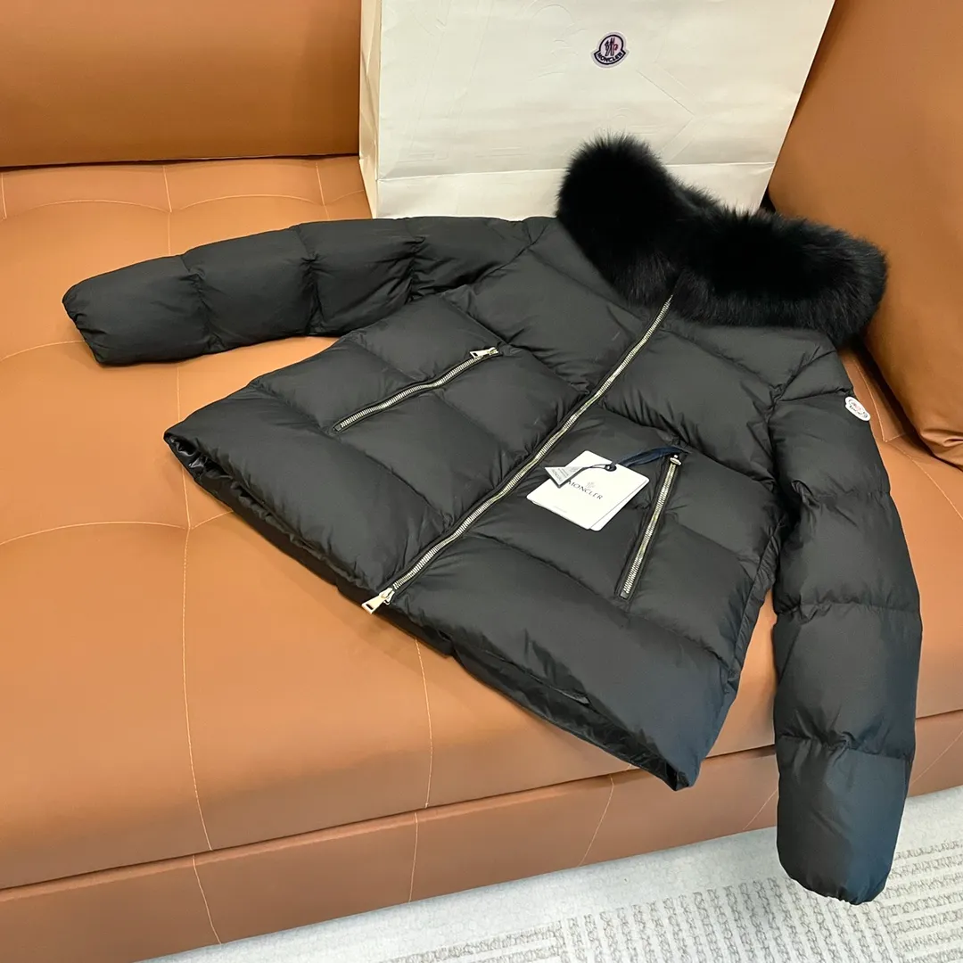 P1080 Moncler➡️New 🦢Goose Down Hooded Down Jacket Women's MONCLER Moncler Explosive Street New Product Design Fashionable and Versatile Comfortable Breathable Mouth Down Jacket~Supports NFC chip sensor. Available simultaneously on the official website! This down jacket has a great sense of design and looks. You can buy it directly due to quality control. It’s a high-end product that you can’t go wrong with! Simple and elegant design ~ and engraved with 1ogo letters ~ the overall design makes this dress unique! It is made of imported technical fabrics and is filled with 90% white goose down. The texture and shape of the fabric are exquisite. You can feel its strong aura through the detailed pictures. It also has superior handsomeness and thermal insulation performance. It can be easily worn in various occasions! With polythermal insulation, you don’t have to worry about a little chill! The placket adopts a zipper design, which is both fashionable and functional. It not only highlights the shape but also keeps warm. The design makes the whole style more luxurious!