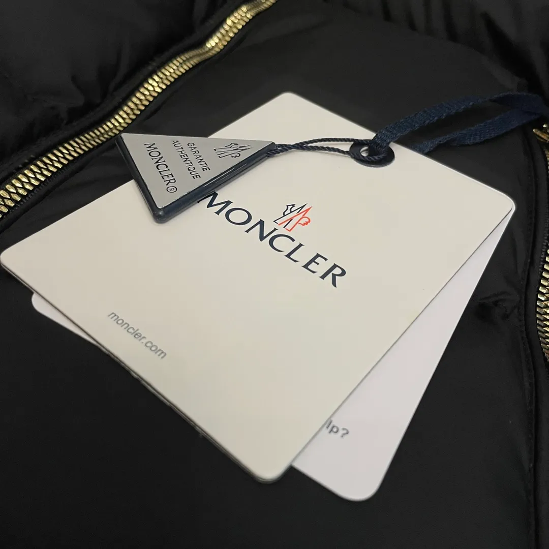P1080 Moncler➡️New 🦢Goose Down Hooded Down Jacket Women's MONCLER Moncler Explosive Street New Product Design Fashionable and Versatile Comfortable Breathable Mouth Down Jacket~Supports NFC chip sensor. Available simultaneously on the official website! This down jacket has a great sense of design and looks. You can buy it directly due to quality control. It’s a high-end product that you can’t go wrong with! Simple and elegant design ~ and engraved with 1ogo letters ~ the overall design makes this dress unique! It is made of imported technical fabrics and is filled with 90% white goose down. The texture and shape of the fabric are exquisite. You can feel its strong aura through the detailed pictures. It also has superior handsomeness and thermal insulation performance. It can be easily worn in various occasions! With polythermal insulation, you don’t have to worry about a little chill! The placket adopts a zipper design, which is both fashionable and functional. It not only highlights the shape but also keeps warm. The design makes the whole style more luxurious!