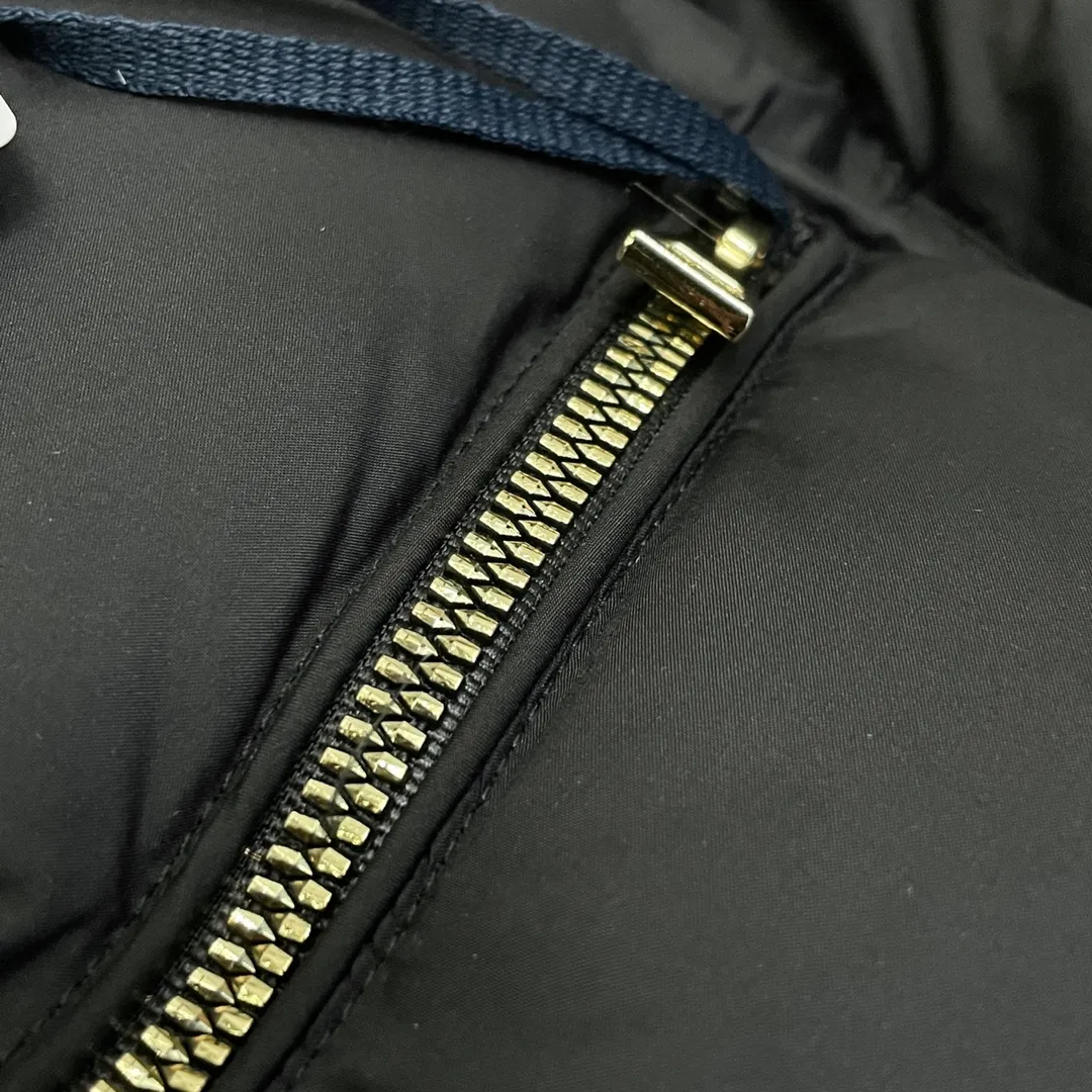 P1080 Moncler➡️New 🦢Goose Down Hooded Down Jacket Women's MONCLER Moncler Explosive Street New Product Design Fashionable and Versatile Comfortable Breathable Mouth Down Jacket~Supports NFC chip sensor. Available simultaneously on the official website! This down jacket has a great sense of design and looks. You can buy it directly due to quality control. It’s a high-end product that you can’t go wrong with! Simple and elegant design ~ and engraved with 1ogo letters ~ the overall design makes this dress unique! It is made of imported technical fabrics and is filled with 90% white goose down. The texture and shape of the fabric are exquisite. You can feel its strong aura through the detailed pictures. It also has superior handsomeness and thermal insulation performance. It can be easily worn in various occasions! With polythermal insulation, you don’t have to worry about a little chill! The placket adopts a zipper design, which is both fashionable and functional. It not only highlights the shape but also keeps warm. The design makes the whole style more luxurious!