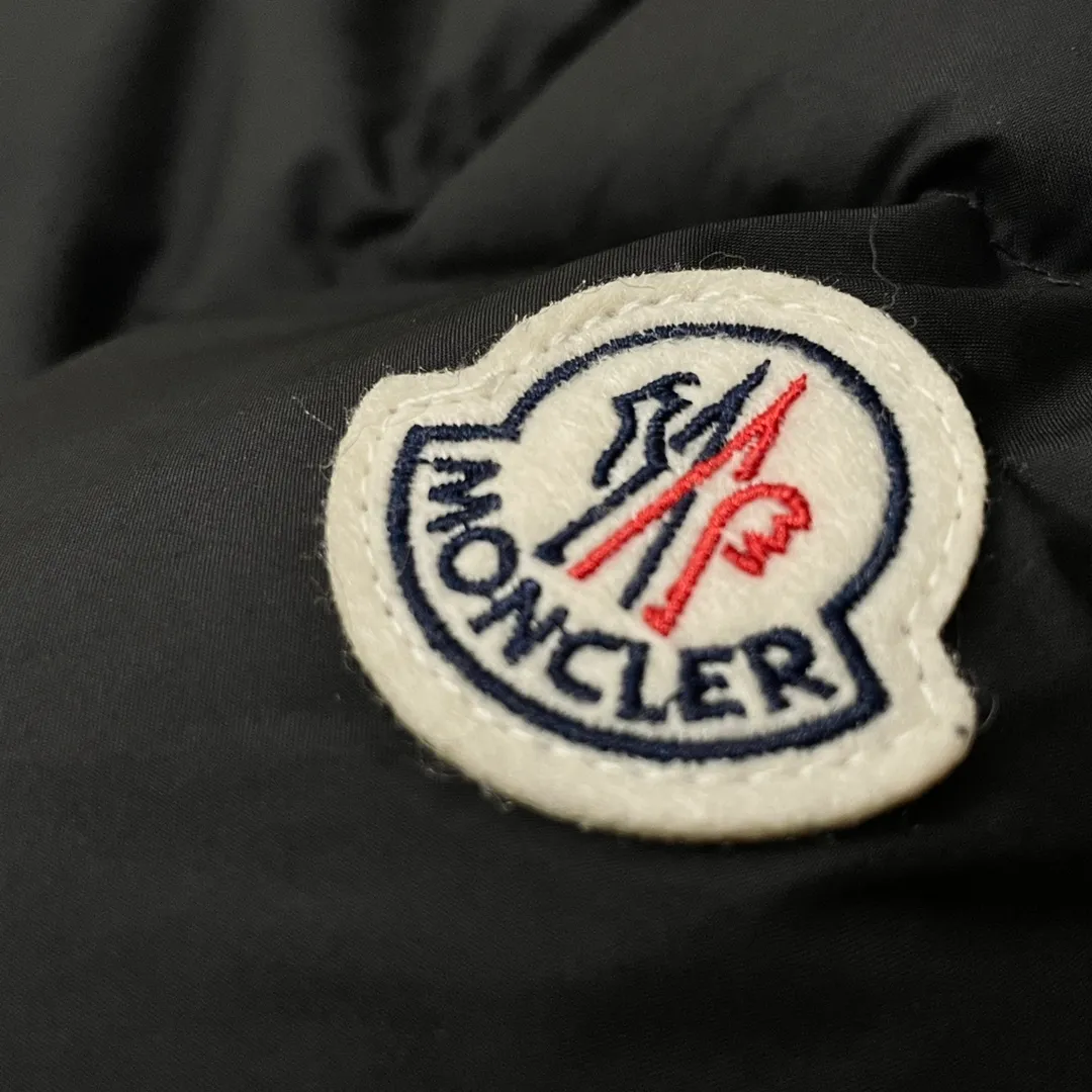 P1080 Moncler➡️New 🦢Goose Down Hooded Down Jacket Women's MONCLER Moncler Explosive Street New Product Design Fashionable and Versatile Comfortable Breathable Mouth Down Jacket~Supports NFC chip sensor. Available simultaneously on the official website! This down jacket has a great sense of design and looks. You can buy it directly due to quality control. It’s a high-end product that you can’t go wrong with! Simple and elegant design ~ and engraved with 1ogo letters ~ the overall design makes this dress unique! It is made of imported technical fabrics and is filled with 90% white goose down. The texture and shape of the fabric are exquisite. You can feel its strong aura through the detailed pictures. It also has superior handsomeness and thermal insulation performance. It can be easily worn in various occasions! With polythermal insulation, you don’t have to worry about a little chill! The placket adopts a zipper design, which is both fashionable and functional. It not only highlights the shape but also keeps warm. The design makes the whole style more luxurious!