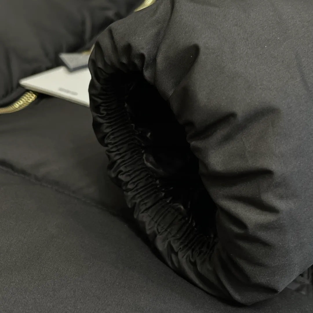 P1080 Moncler➡️New 🦢Goose Down Hooded Down Jacket Women's MONCLER Moncler Explosive Street New Product Design Fashionable and Versatile Comfortable Breathable Mouth Down Jacket~Supports NFC chip sensor. Available simultaneously on the official website! This down jacket has a great sense of design and looks. You can buy it directly due to quality control. It’s a high-end product that you can’t go wrong with! Simple and elegant design ~ and engraved with 1ogo letters ~ the overall design makes this dress unique! It is made of imported technical fabrics and is filled with 90% white goose down. The texture and shape of the fabric are exquisite. You can feel its strong aura through the detailed pictures. It also has superior handsomeness and thermal insulation performance. It can be easily worn in various occasions! With polythermal insulation, you don’t have to worry about a little chill! The placket adopts a zipper design, which is both fashionable and functional. It not only highlights the shape but also keeps warm. The design makes the whole style more luxurious!