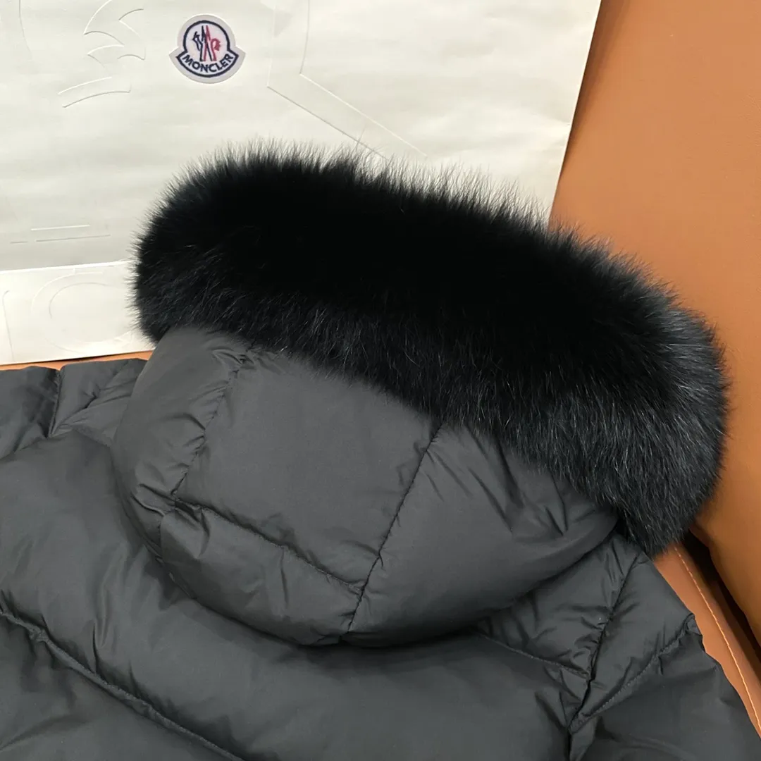 P1080 Moncler➡️New 🦢Goose Down Hooded Down Jacket Women's MONCLER Moncler Explosive Street New Product Design Fashionable and Versatile Comfortable Breathable Mouth Down Jacket~Supports NFC chip sensor. Available simultaneously on the official website! This down jacket has a great sense of design and looks. You can buy it directly due to quality control. It’s a high-end product that you can’t go wrong with! Simple and elegant design ~ and engraved with 1ogo letters ~ the overall design makes this dress unique! It is made of imported technical fabrics and is filled with 90% white goose down. The texture and shape of the fabric are exquisite. You can feel its strong aura through the detailed pictures. It also has superior handsomeness and thermal insulation performance. It can be easily worn in various occasions! With polythermal insulation, you don’t have to worry about a little chill! The placket adopts a zipper design, which is both fashionable and functional. It not only highlights the shape but also keeps warm. The design makes the whole style more luxurious!