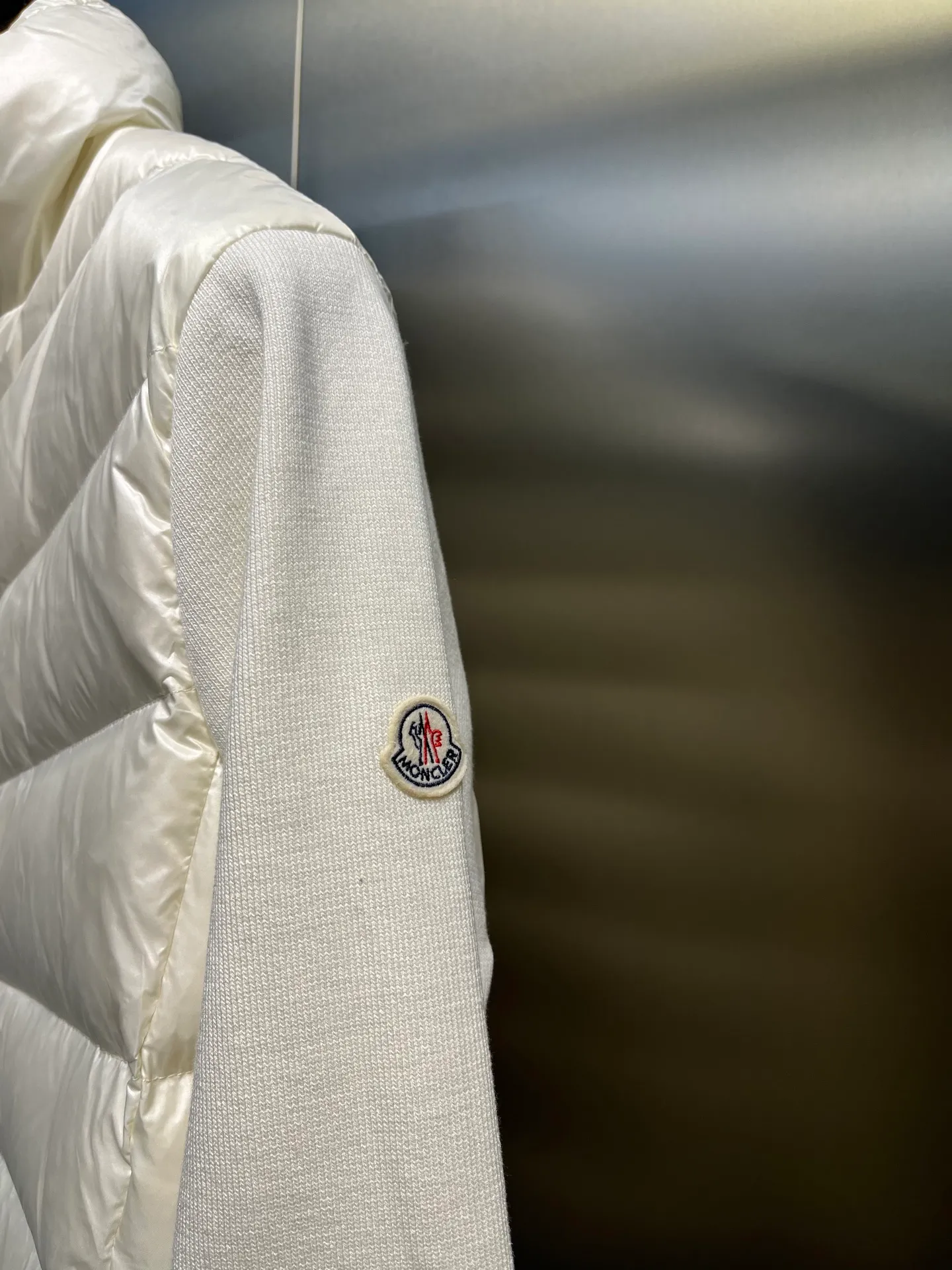 P640 Moncler 🌟 New simple stand-up collar wool knitted patchwork jacket single down! A must-have item for winter inner wear and early fall. The quilted short version with stand-up collar is versatile and easy to wear. The hidden small pocket design is age-reducing and fashionable. Imported lightweight memory silk fabric is breathable and lightweight! Imported machine sewing line technology. The upper body is pure and handsome. Original hardware accessories size: s m l