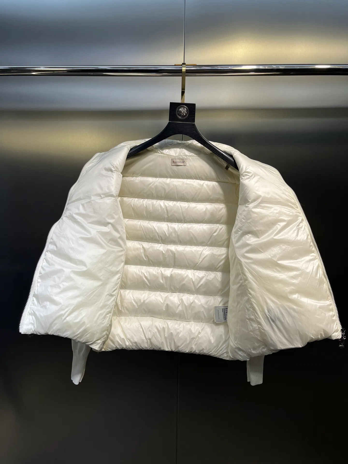 P640 Moncler 🌟 New simple stand-up collar wool knitted patchwork jacket single down! A must-have item for winter inner wear and early fall. The quilted short version with stand-up collar is versatile and easy to wear. The hidden small pocket design is age-reducing and fashionable. Imported lightweight memory silk fabric is breathable and lightweight! Imported machine sewing line technology. The upper body is pure and handsome. Original hardware accessories size: s m l