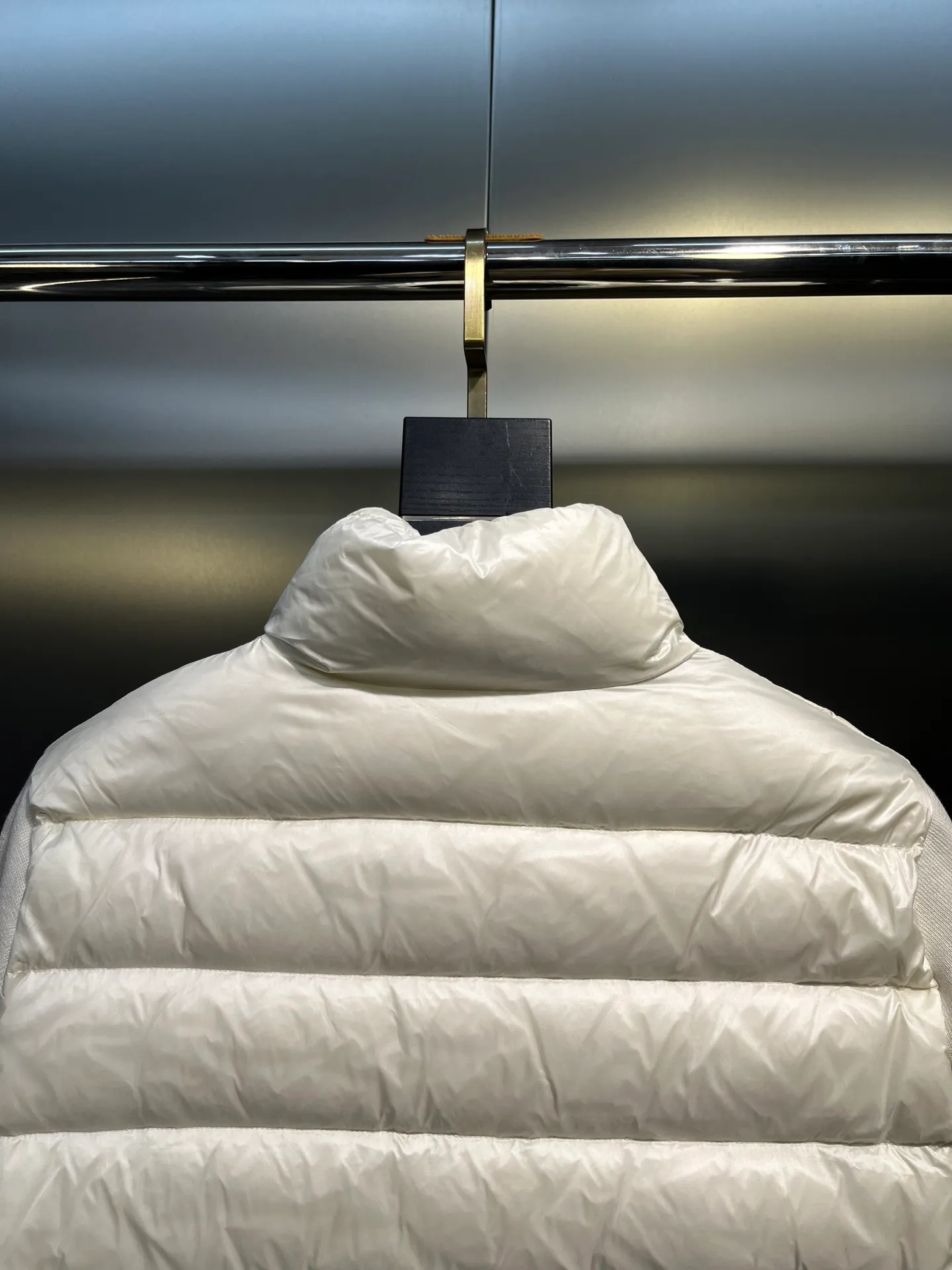 P640 Moncler 🌟 New simple stand-up collar wool knitted patchwork jacket single down! A must-have item for winter inner wear and early fall. The quilted short version with stand-up collar is versatile and easy to wear. The hidden small pocket design is age-reducing and fashionable. Imported lightweight memory silk fabric is breathable and lightweight! Imported machine sewing line technology. The upper body is pure and handsome. Original hardware accessories size: s m l