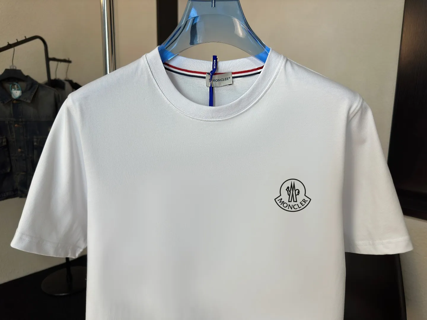 P140 Upgraded version "Mobile phone smart sensor ~ NFC chip armband ~ Direct access to the official website for anti-counterfeiting" "Moncler ~ Mouth Mouth" 2025 new high-quality round neck short-sleeved T-shirt. The cuffs have imported embroidered labels. Customized dyeing, very comfortable to touch. Super versatile and good-looking short-sleeved. Complete with three labels. Non-market ordinary version. Feel free to compare. Quality is absolutely guaranteed! ‼ First of all, this original fabric is all custom-woven with 32-count double yarn fabric, 250G, and the weight is the same‼ Fine workmanship, double waistcoat method, double waistcoat method, double waistcoat method makes the whole dress more three-dimensional, which is not a craft that ordinary T-shirts can achieve🤪 Size: S-M-L-XL-2XL Color: black, white, apricot, same style for men and women