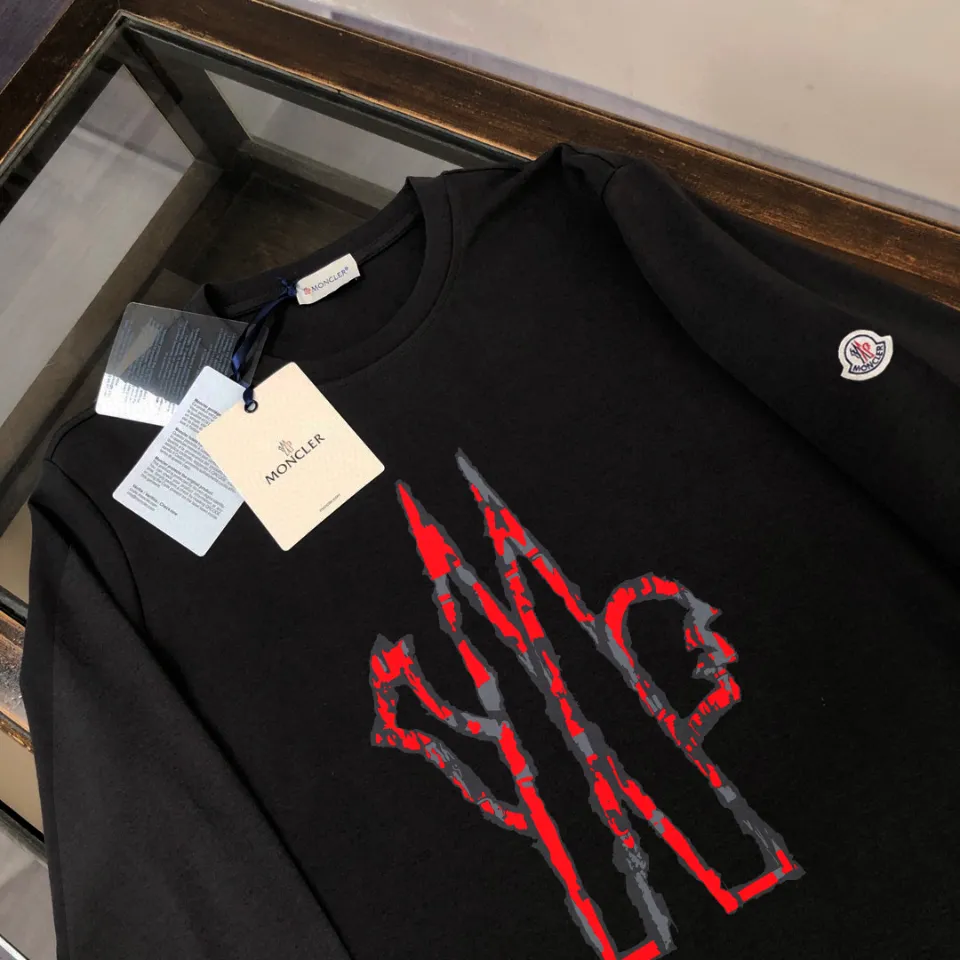 P180, a non-off-the-shelf model, you can trust it. Moncler printed long-sleeved T-shirt, 240g breathable cotton fabric, very soft and comfortable texture, does not shrink, does not deform, does not ball), can be worn alone as a base layer. Original customized accessories, collar label, care mark, hangtag, packaging (perfect details) Color: White Black Size: XS S M L