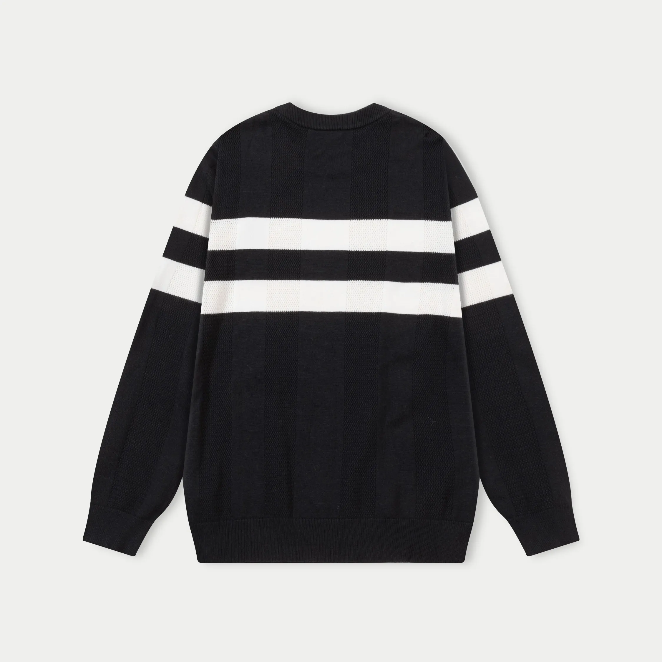 P300 MONCLER 25ss new round neck sweater. Original fabric. Made of customized natural medium-thick imported wool gauze. It feels very comfortable and smooth. The version is quite wide and stylish. Produced by a first-line brand factory. Woven by imported machines. It is very soft and skin-friendly. It will not deform after long-term wear. The latest autumn and winter style. Fashionable and personalized. Super versatile and good-looking. Very suitable for both men and women. A must-have style. Color: Black Size: M-3XL